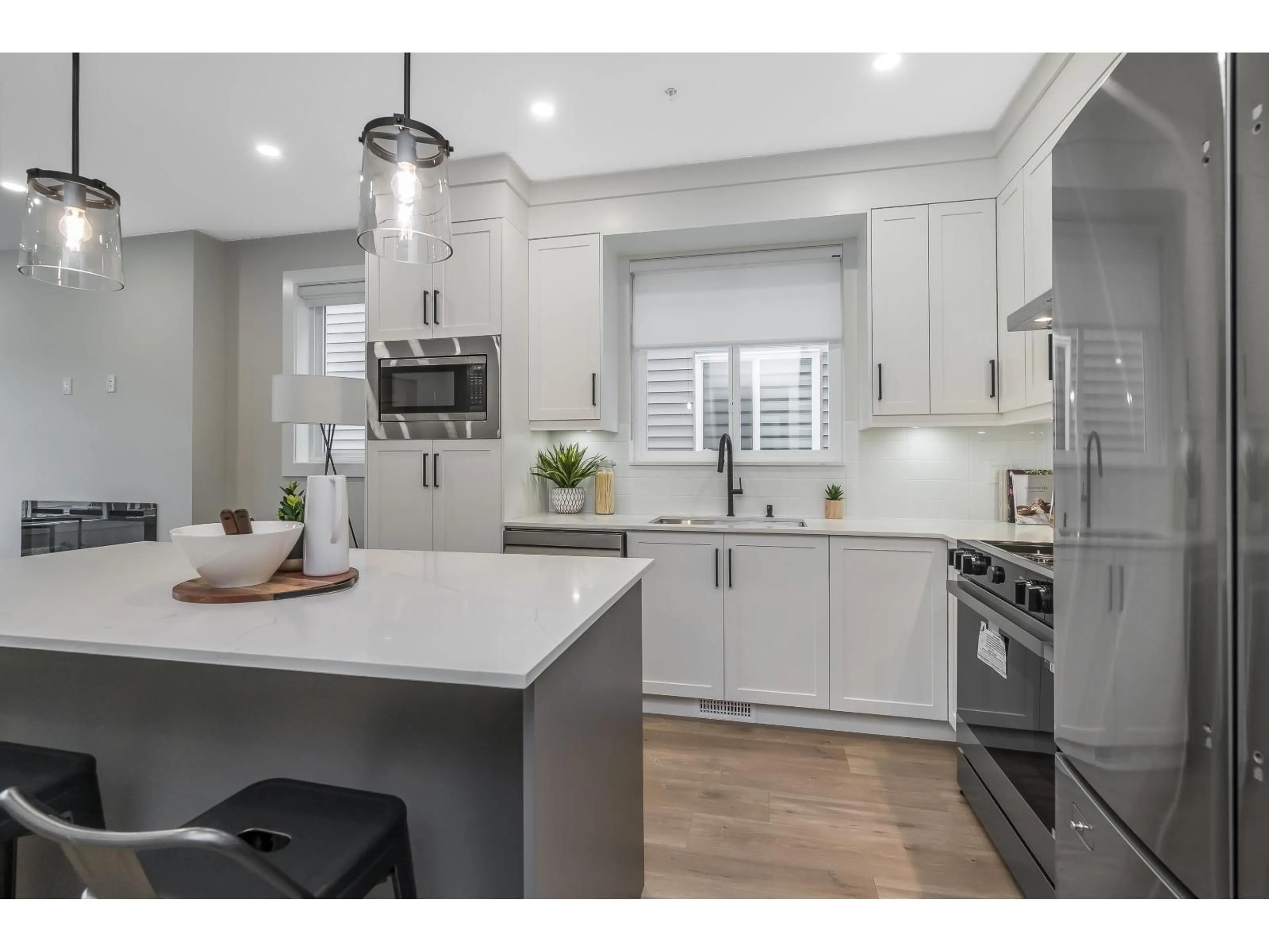 Open concept kitchen, ceramic/tile floor for 20517 76, Langley British Columbia V2Y3T1