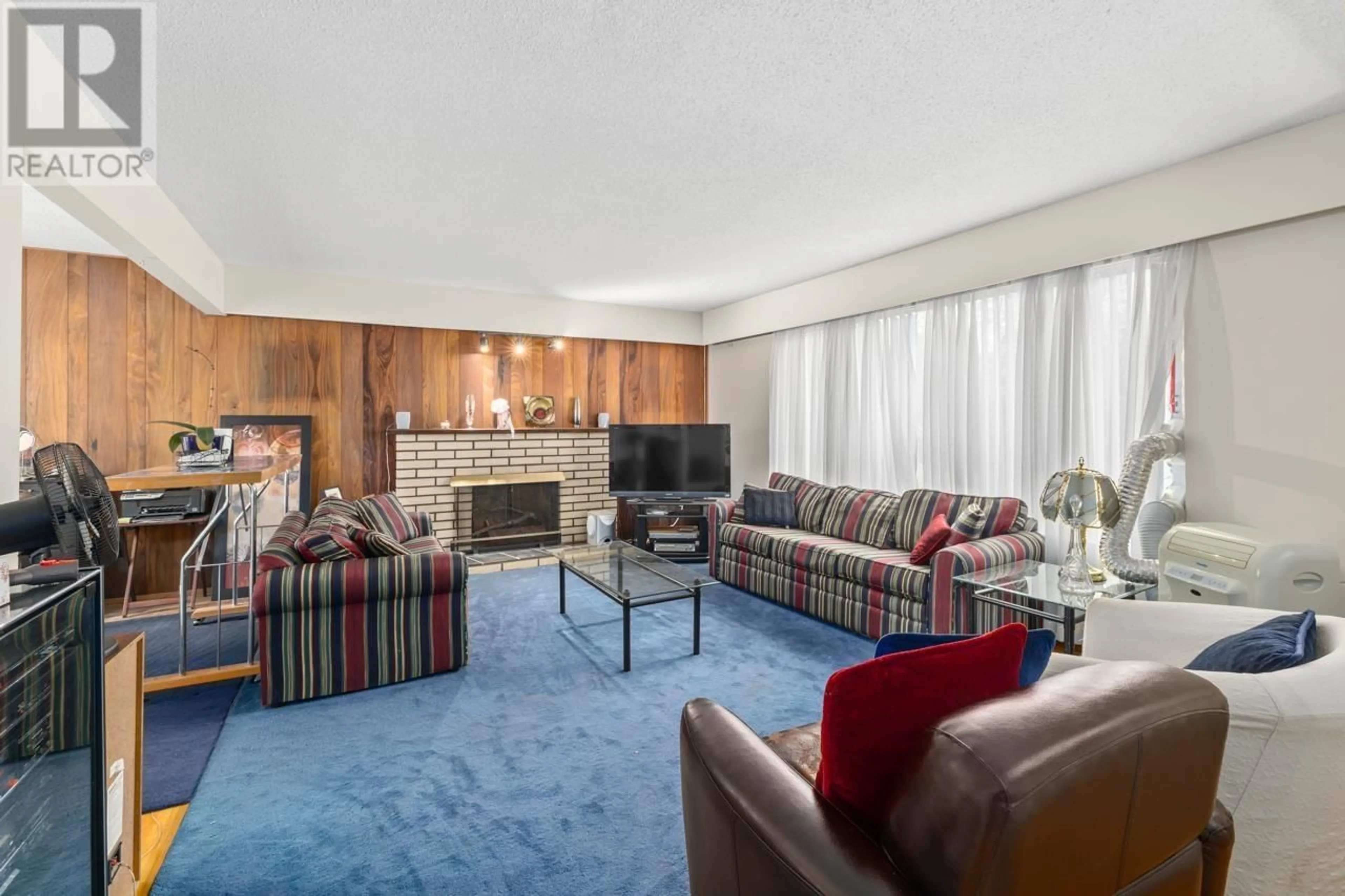Living room with furniture, carpet floor for 3878 ROYAL OAK AVENUE, Burnaby British Columbia V5G3M2