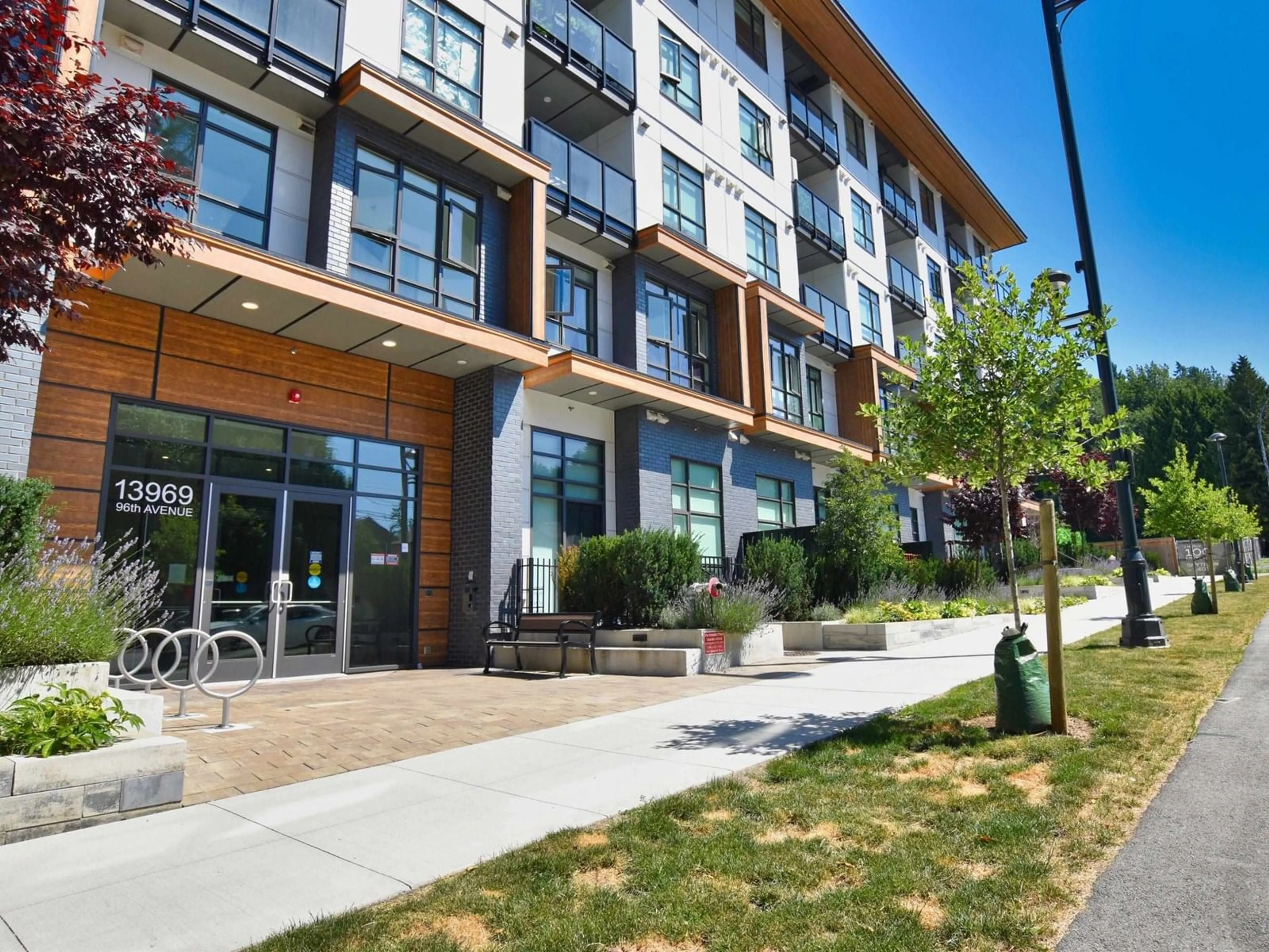 Patio, building for 417 - 13969 96, Surrey British Columbia V3T0T1