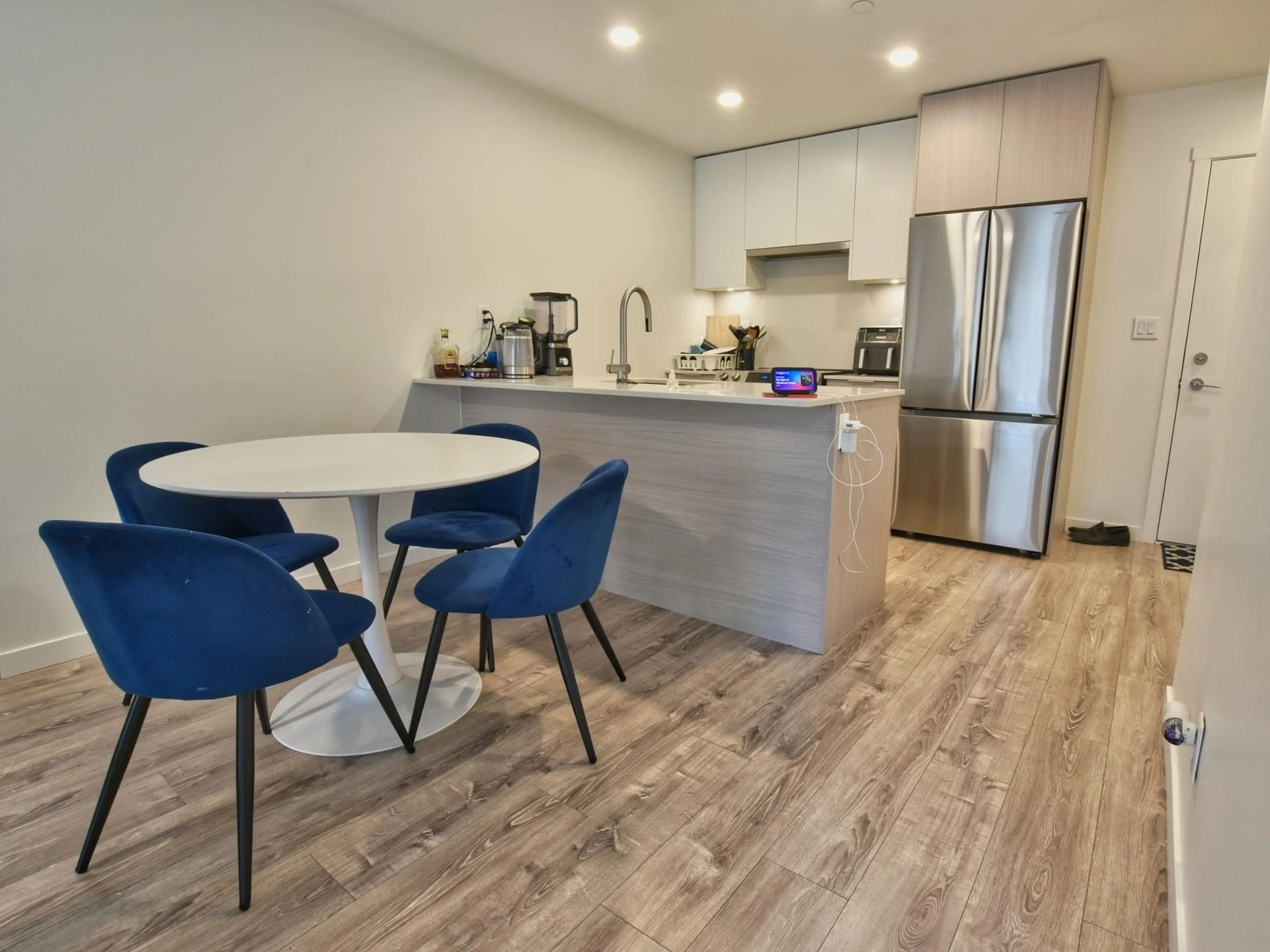 Open concept kitchen, unknown for 417 - 13969 96, Surrey British Columbia V3T0T1