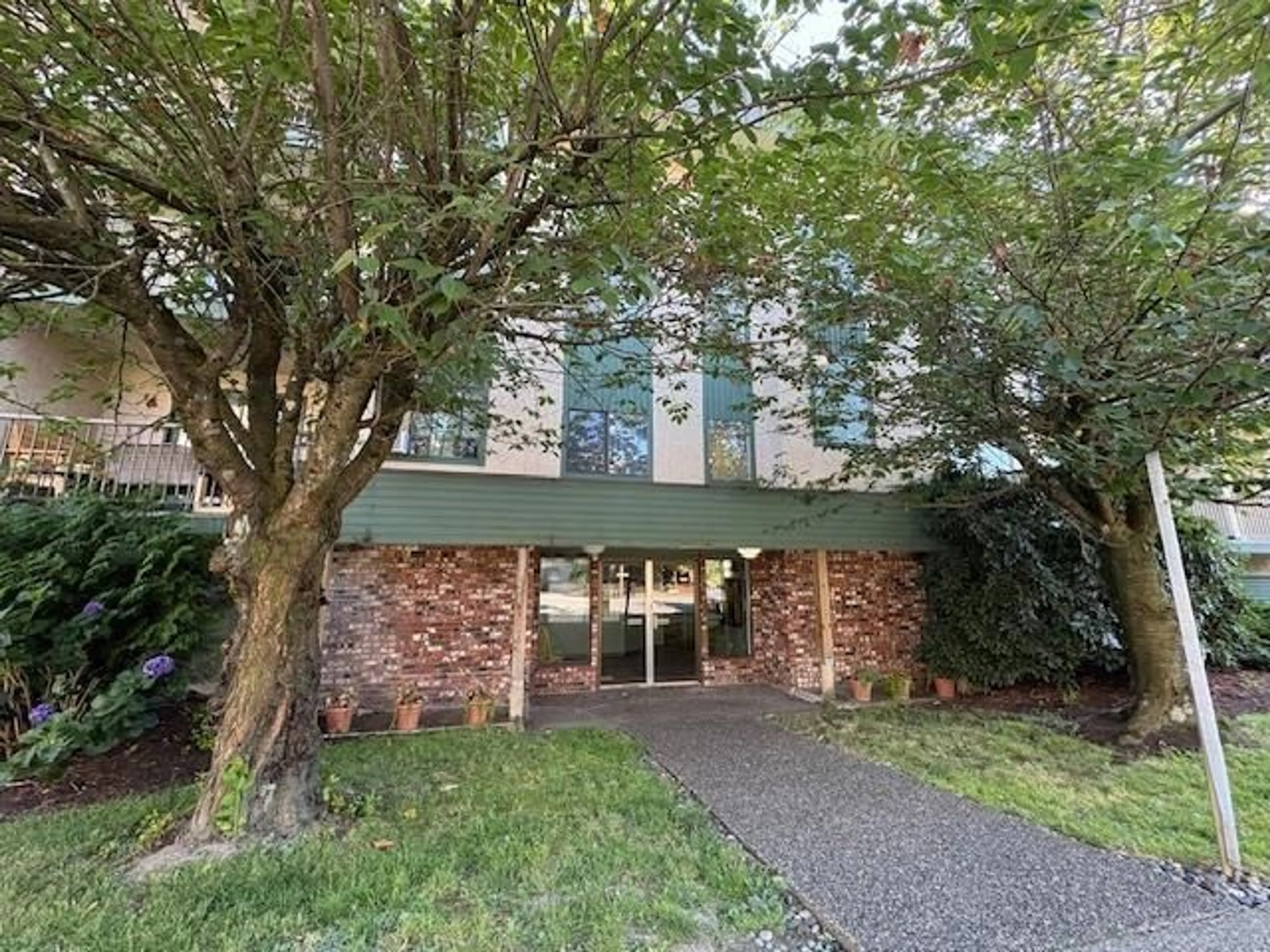 Indoor foyer for 305 - 45744 SPADINA AVENUE, Chilliwack British Columbia V2P1T6