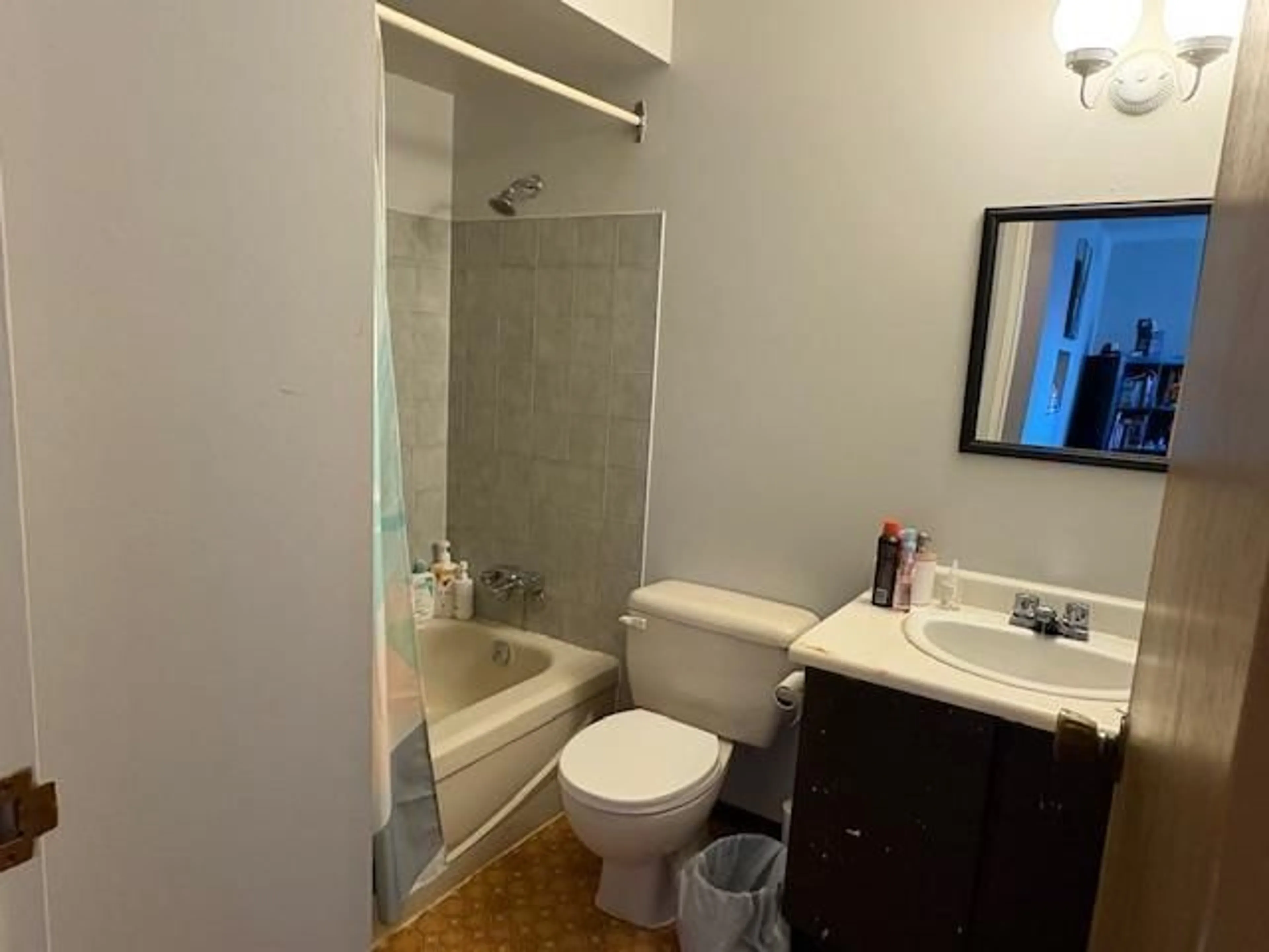 Standard bathroom, ceramic/tile floor for 305 - 45744 SPADINA AVENUE, Chilliwack British Columbia V2P1T6