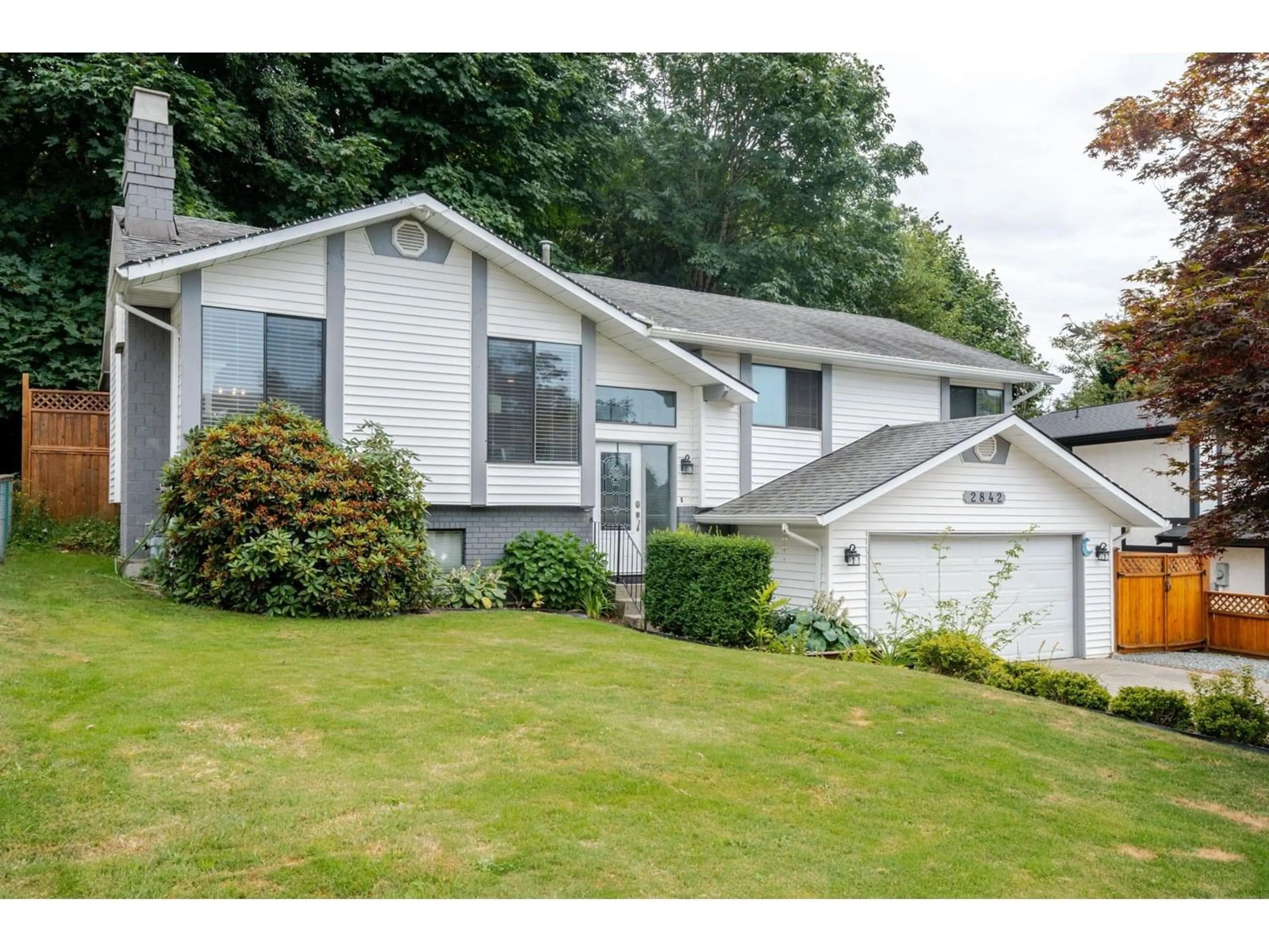 Home with vinyl exterior material, street for 2842 GLENSHIEL, Abbotsford British Columbia V3G1G7