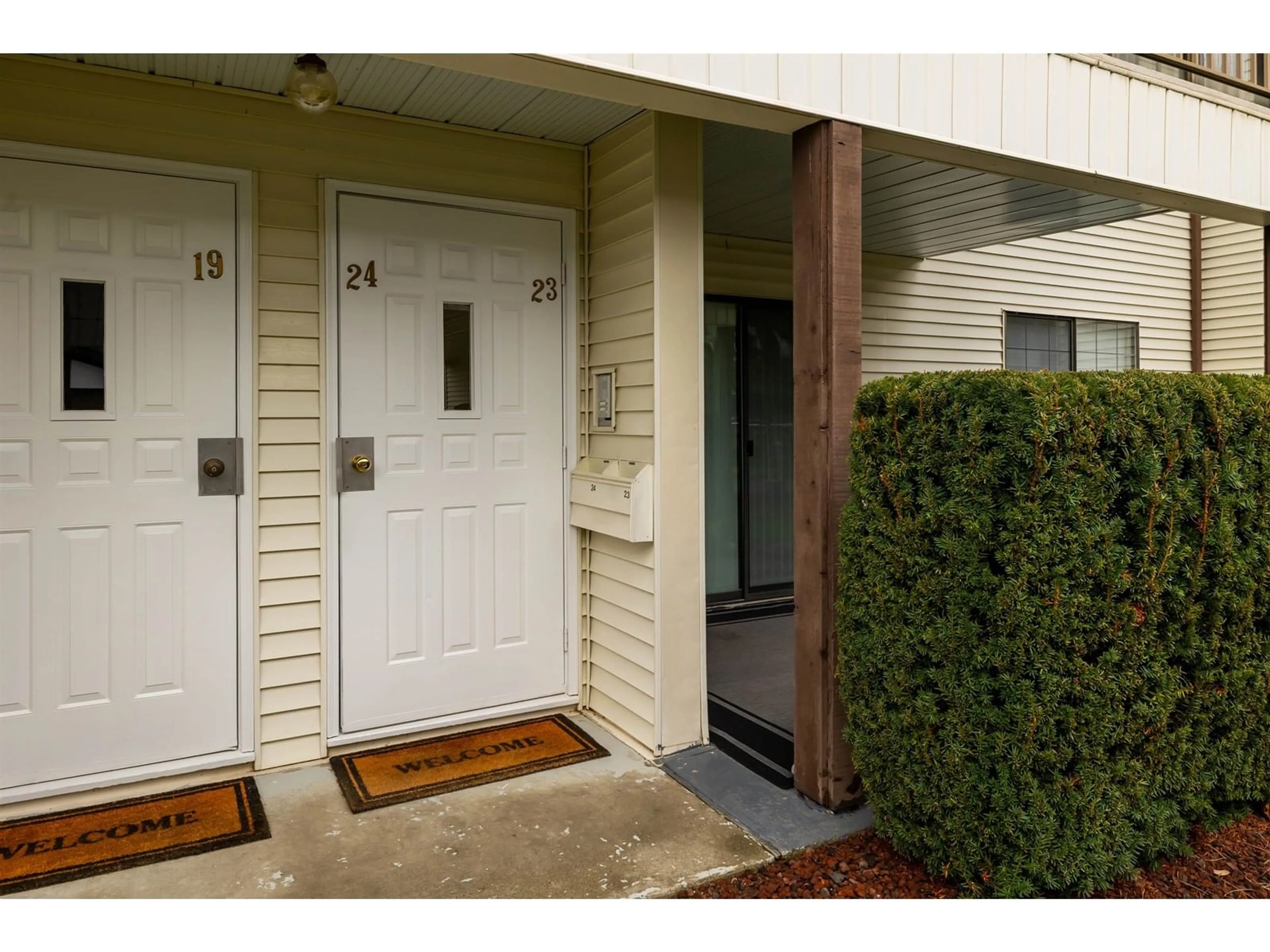 Indoor entryway for 23 - 32718 GARIBALDI, Abbotsford British Columbia V2T5T6