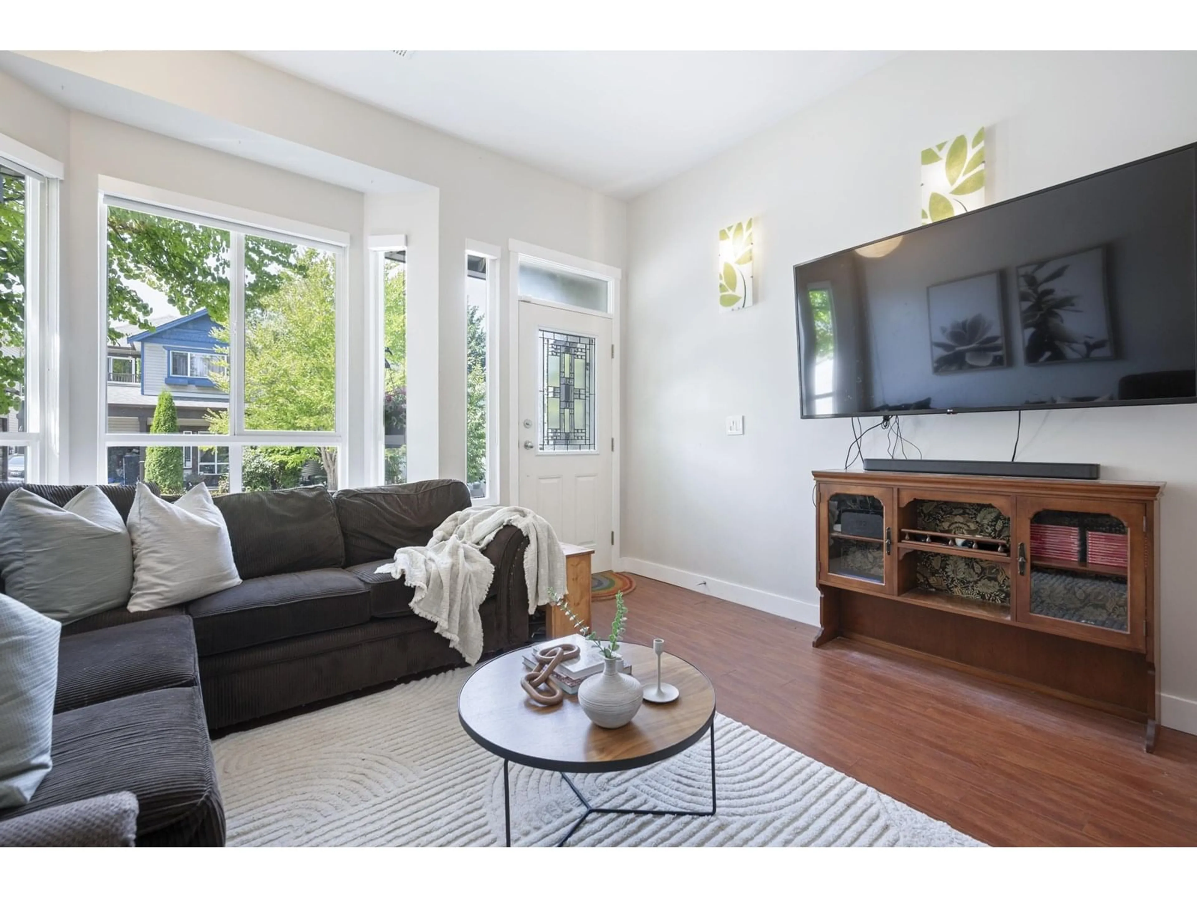 Living room with furniture, wood/laminate floor for 65 - 8888 216, Langley British Columbia V1M3Z6