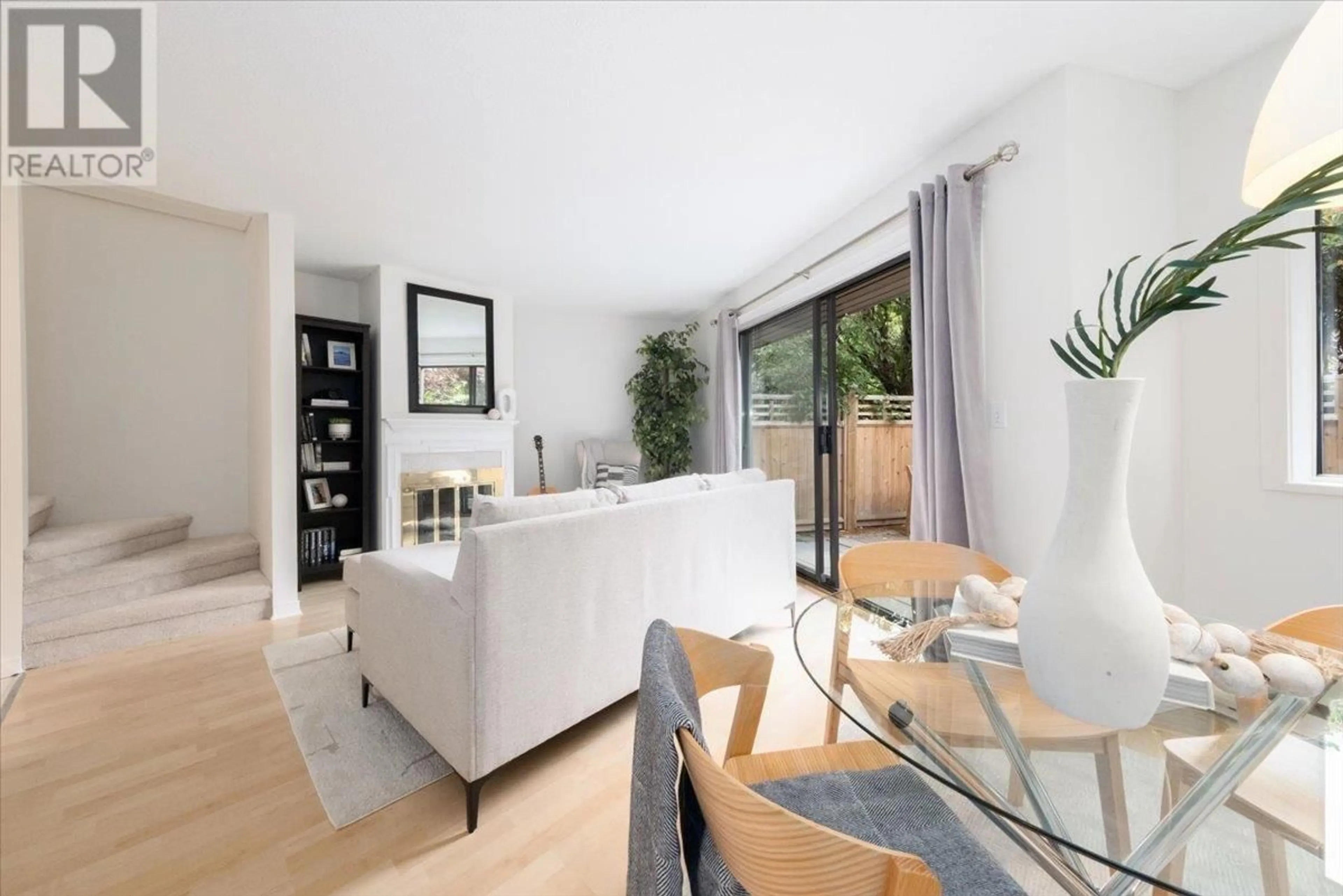 Living room with furniture, unknown for 6 - 251 14TH STREET, North Vancouver British Columbia V7M1P4