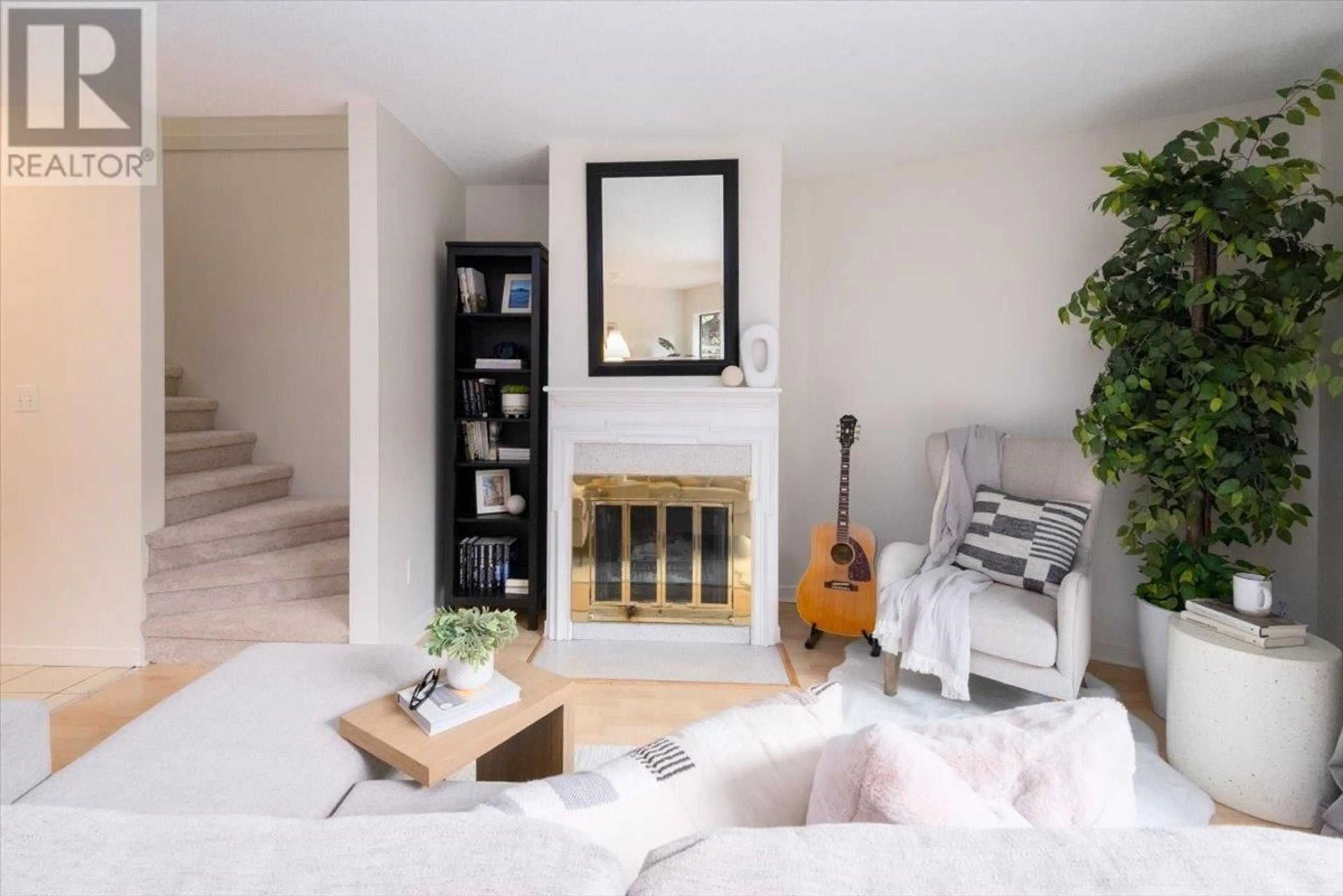 Living room with furniture, unknown for 6 - 251 14TH STREET, North Vancouver British Columbia V7M1P4