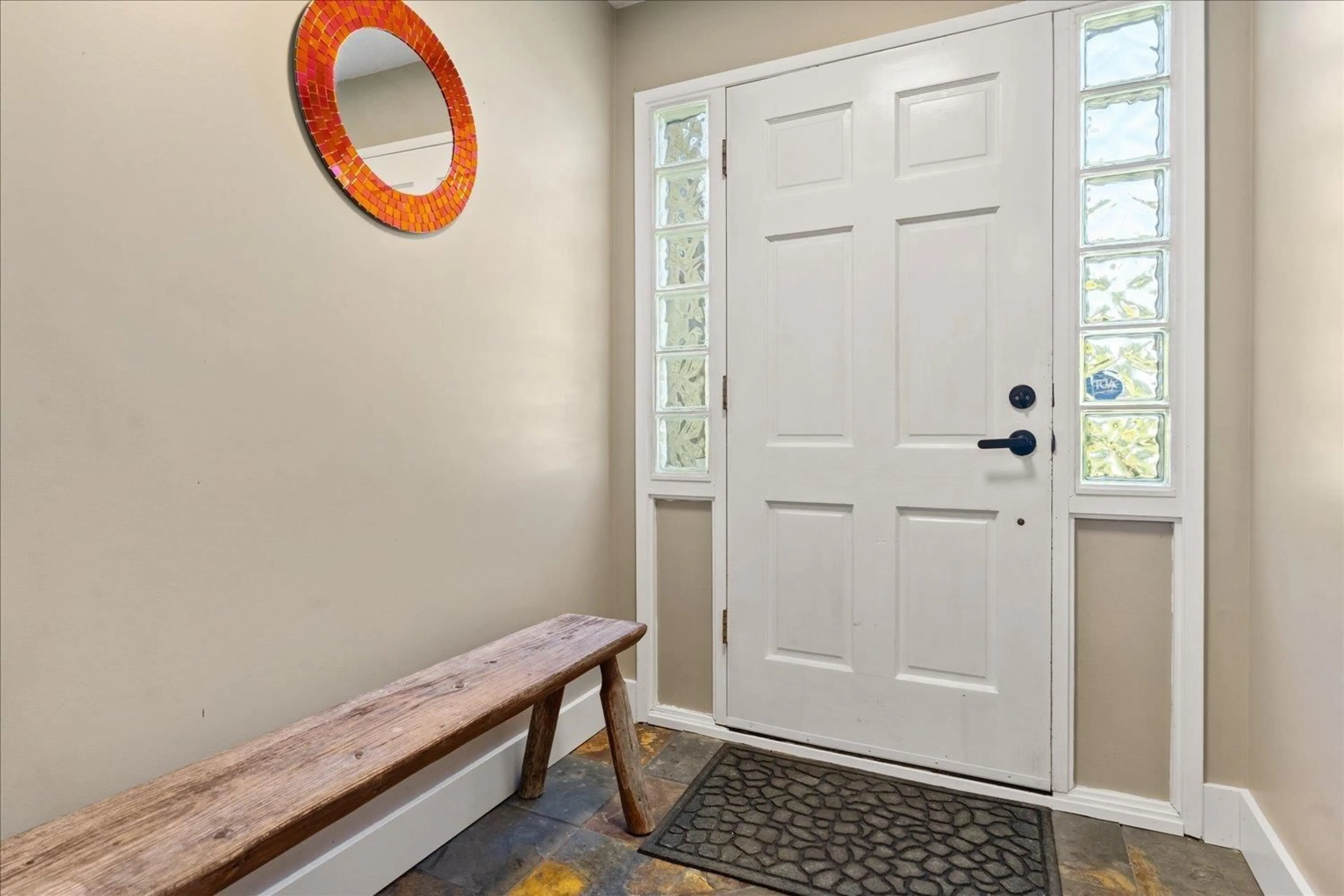 Indoor entryway for 34970 DOUGLAS, Mission British Columbia V2V5V6