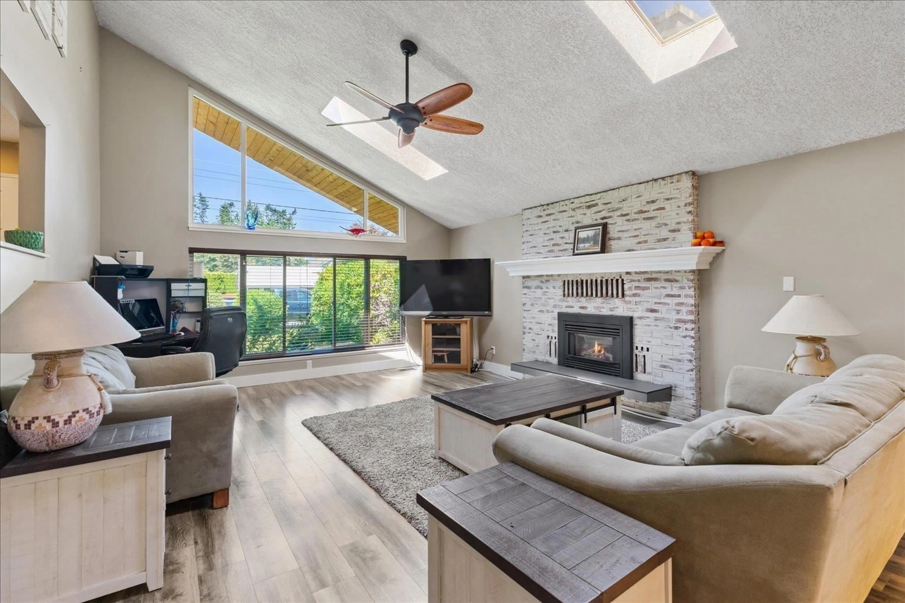 Living room with furniture, unknown for 34970 DOUGLAS, Mission British Columbia V2V5V6