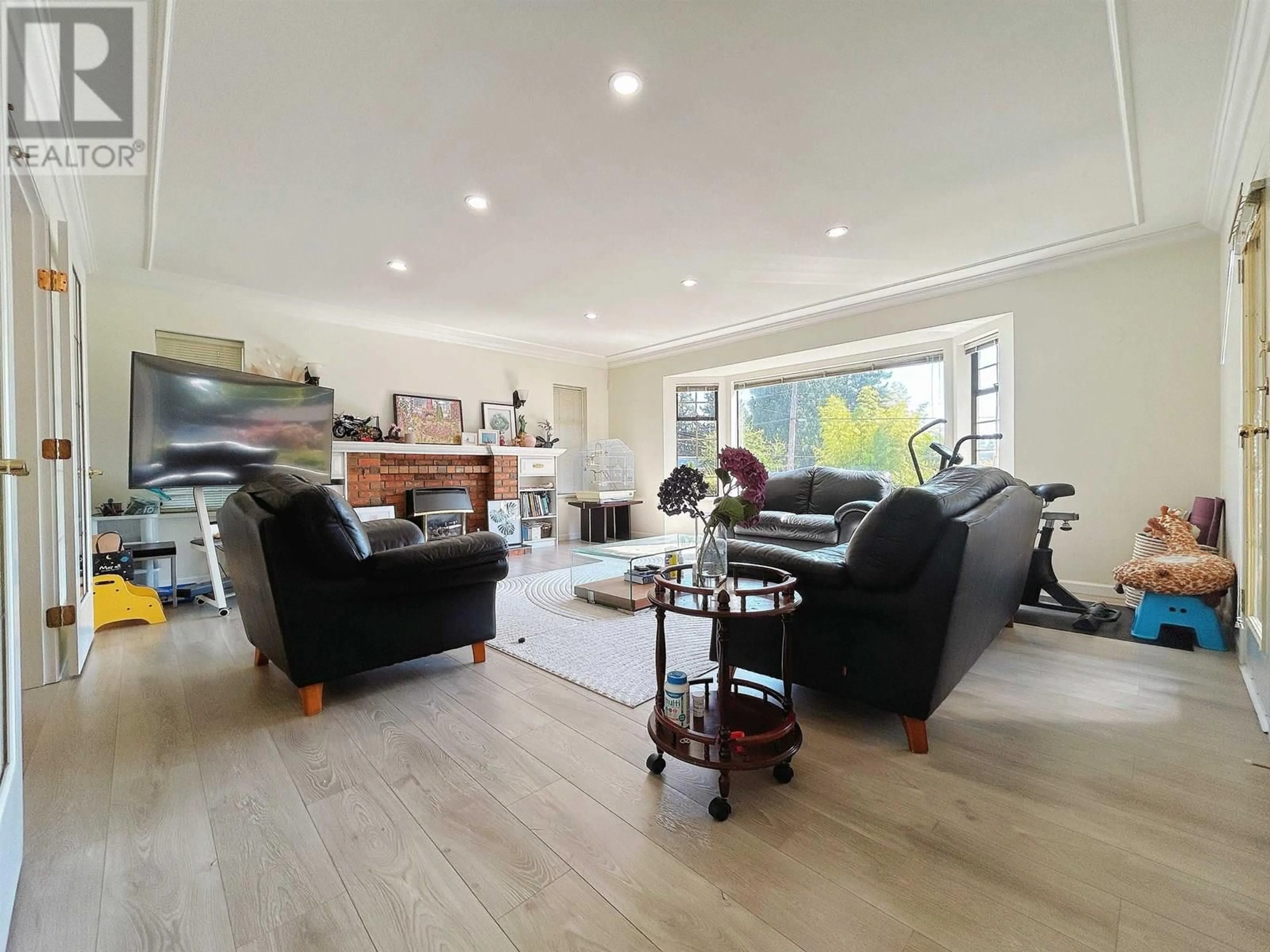 Living room with furniture, wood/laminate floor for 5466 15B AVENUE, Delta British Columbia V4M2G9