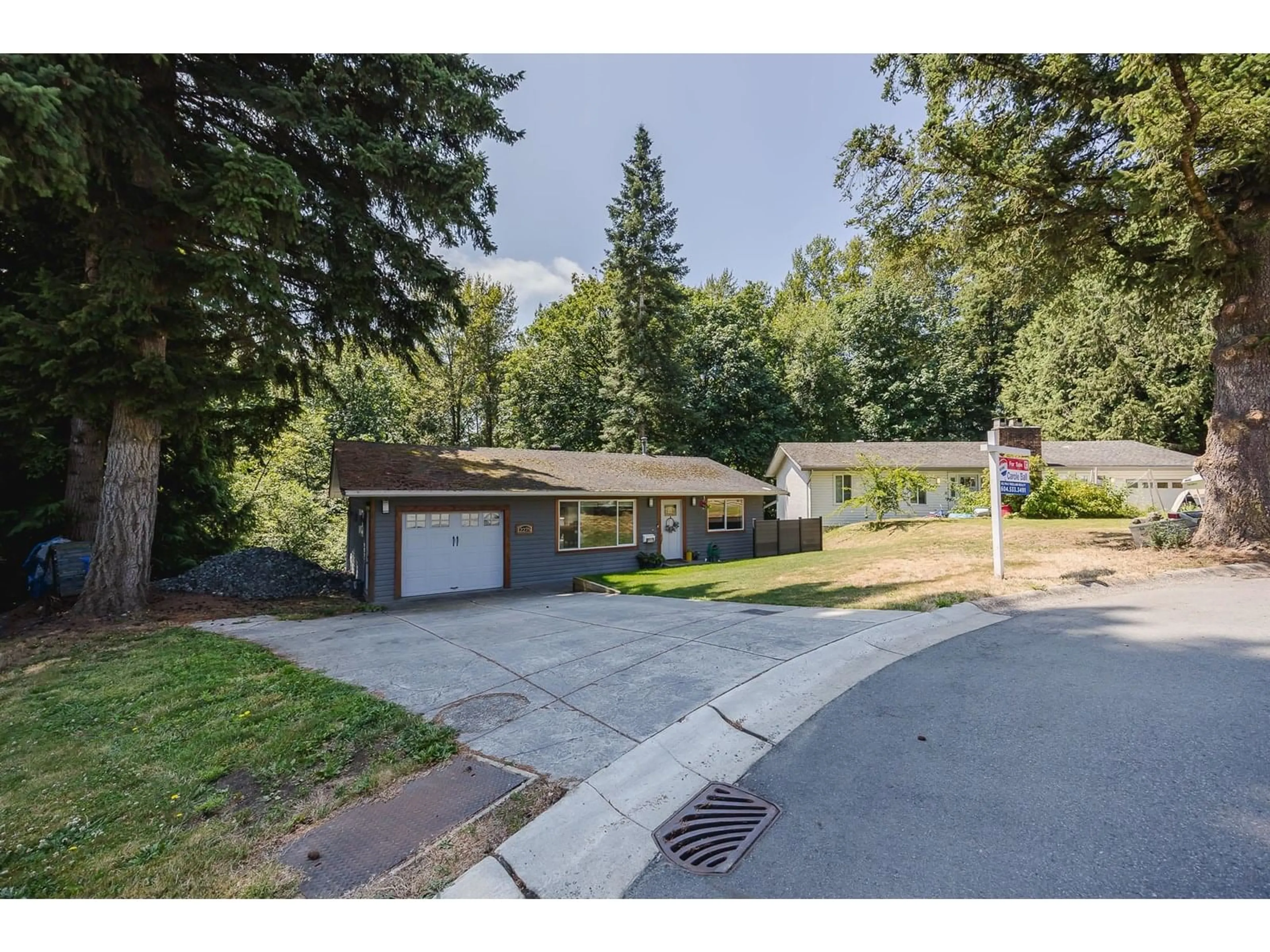 A pic from outside/outdoor area/front of a property/back of a property/a pic from drone, street for 2275 MIDAS, Abbotsford British Columbia V2S4P9