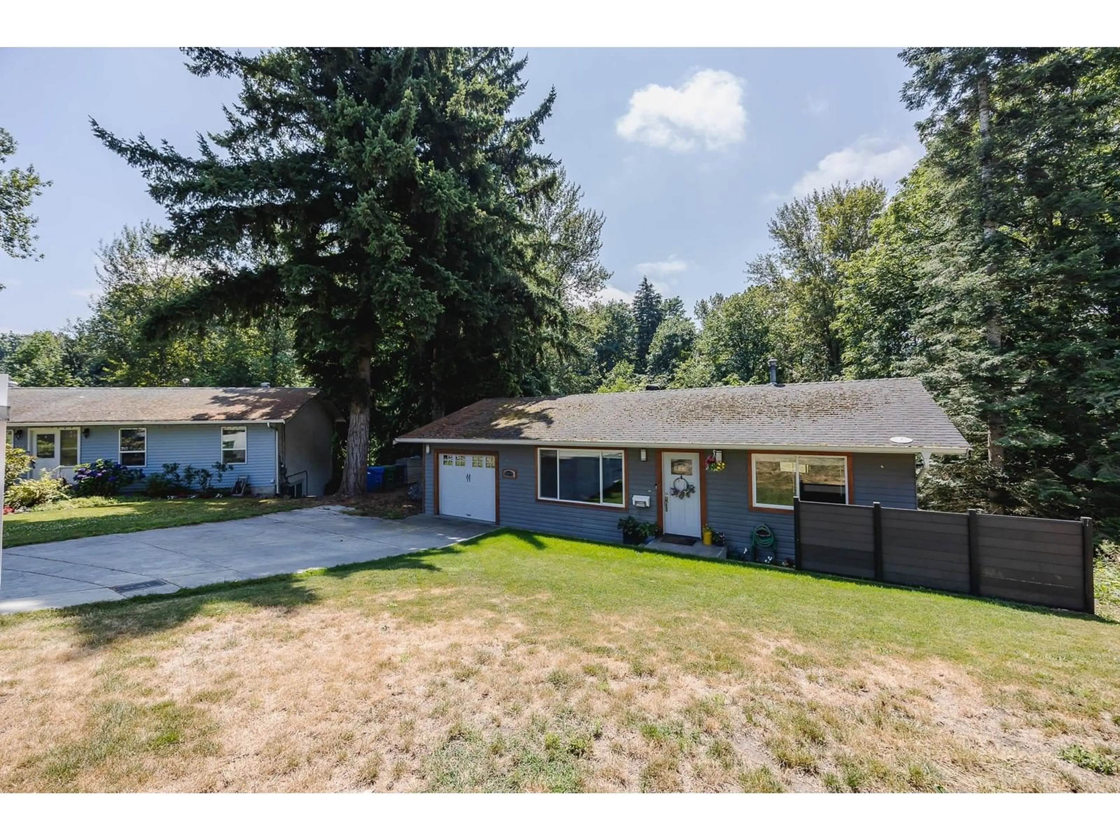 A pic from outside/outdoor area/front of a property/back of a property/a pic from drone, street for 2275 MIDAS, Abbotsford British Columbia V2S4P9