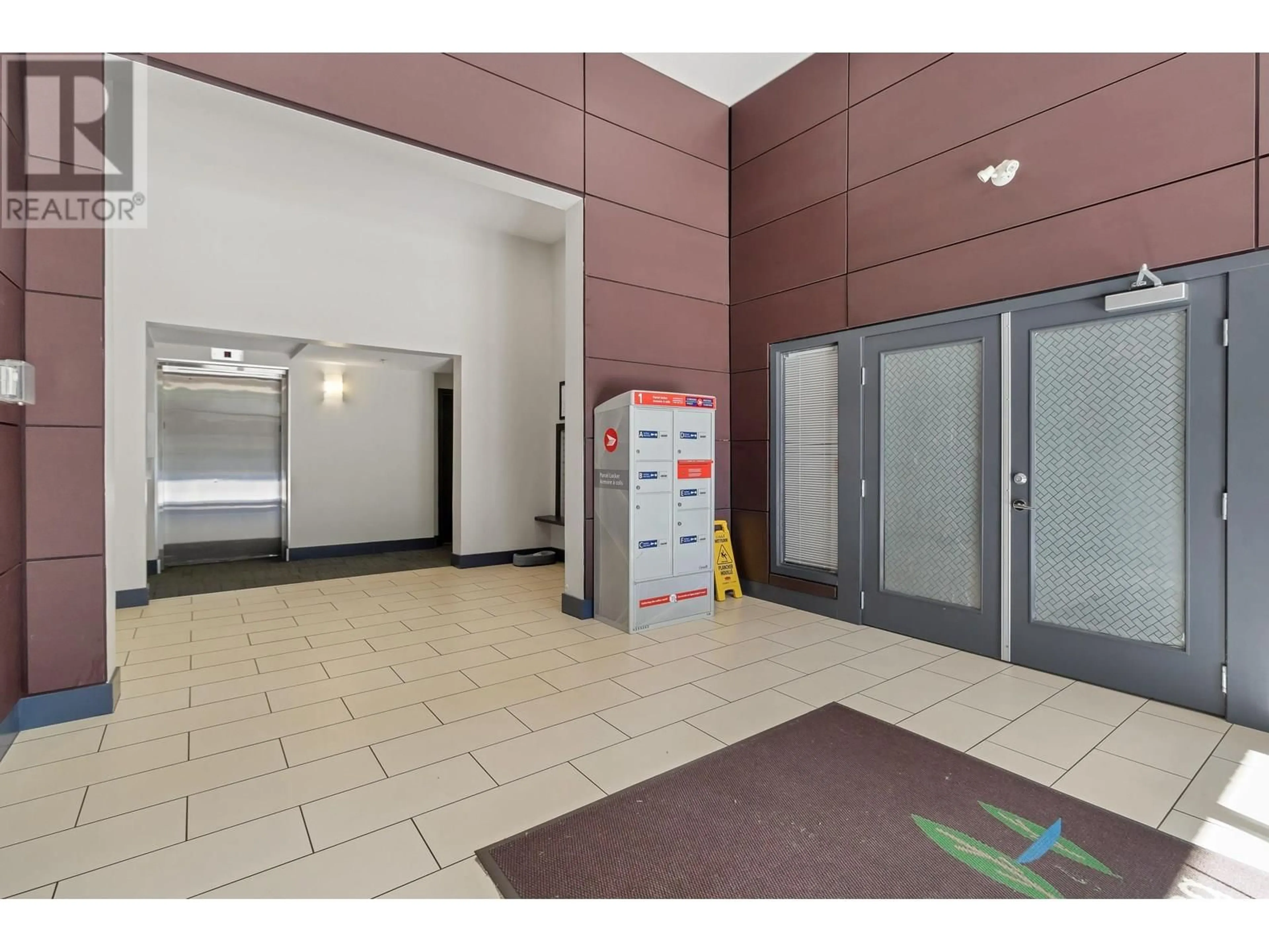 Indoor foyer for 412 - 11665 HANEY, Maple Ridge British Columbia V2X8W9