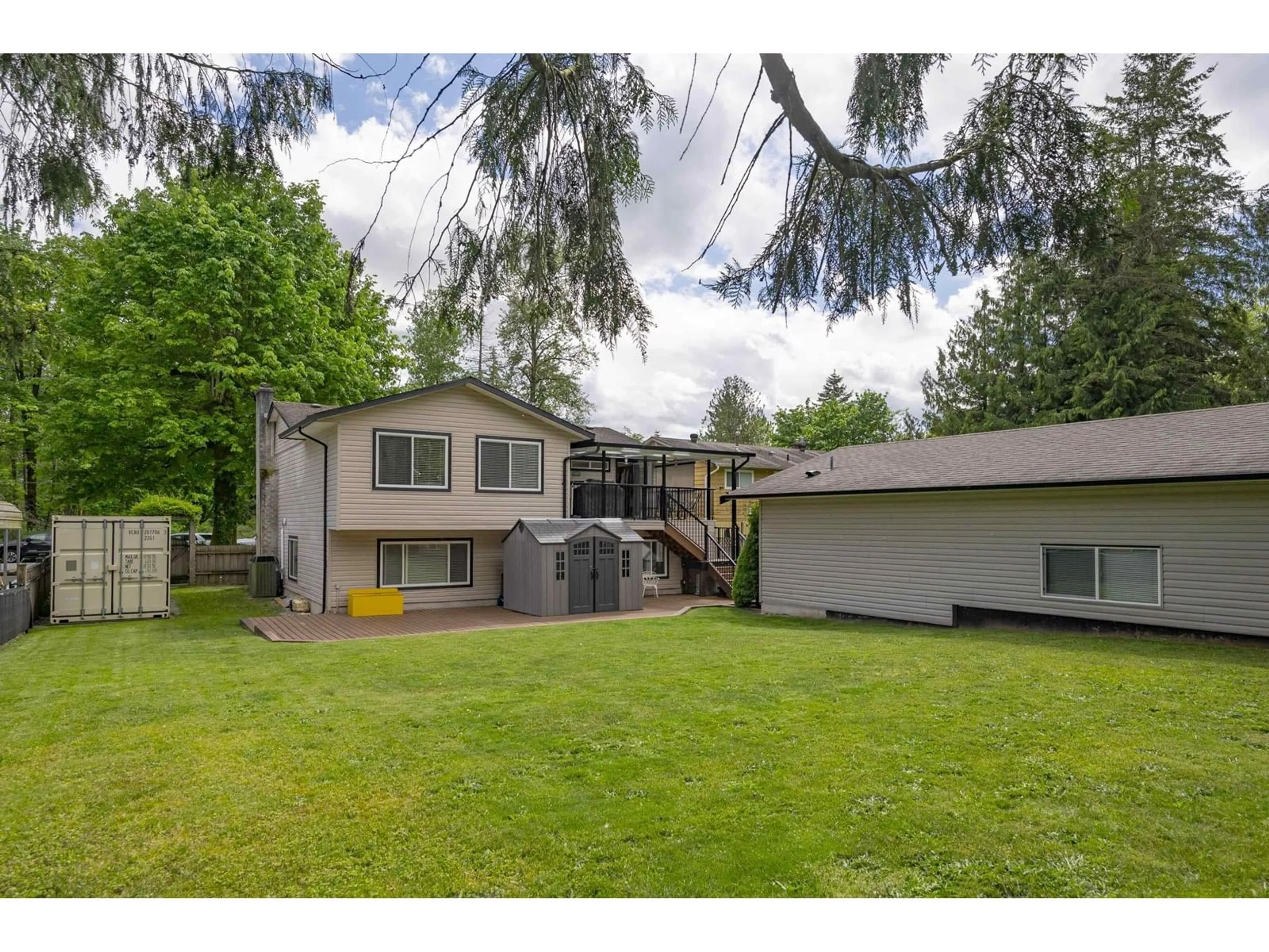 A pic from outside/outdoor area/front of a property/back of a property/a pic from drone, unknown for 25035 10, Langley British Columbia V4W2S7