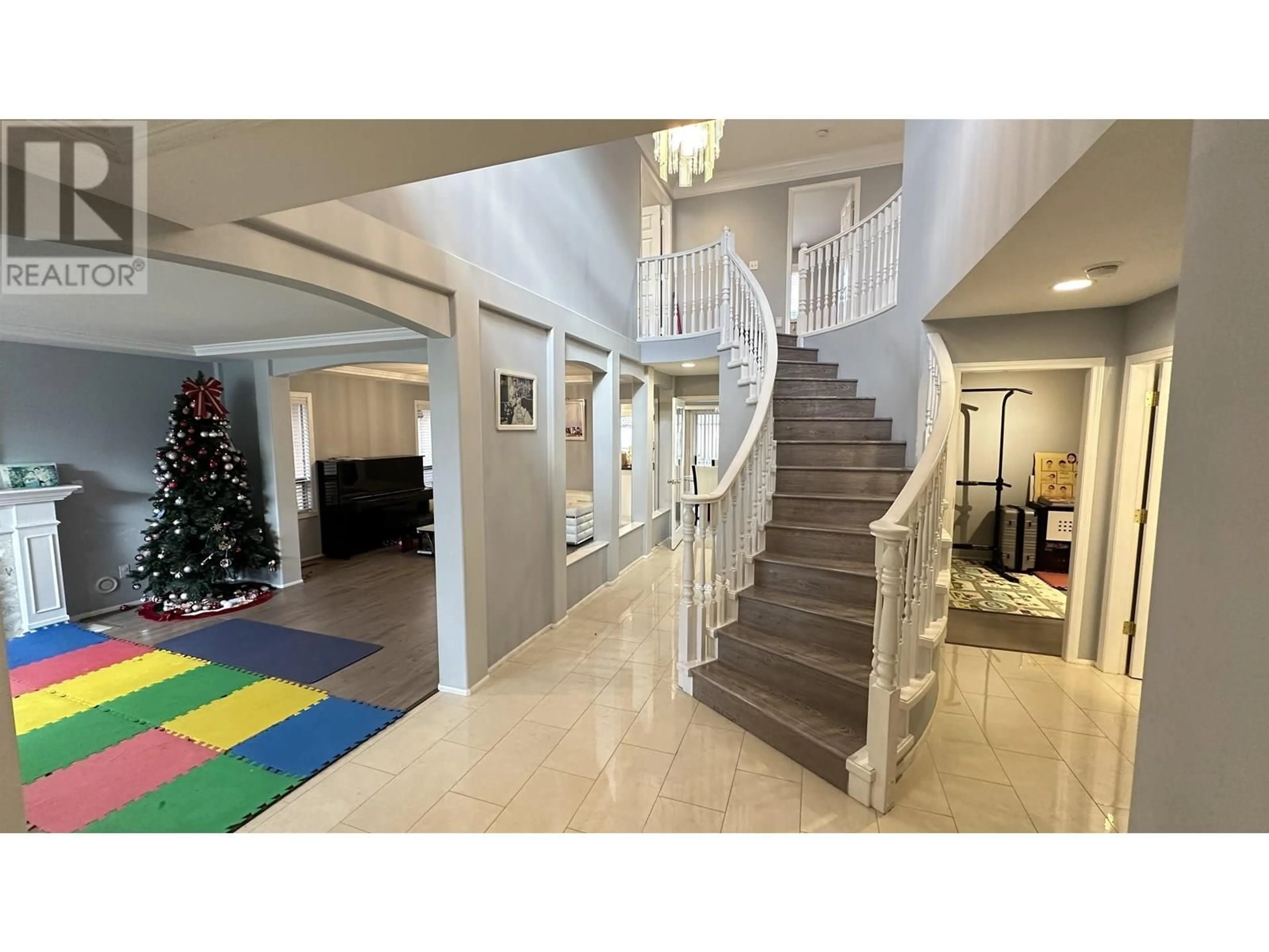 Indoor foyer for 3638 KILBY COURT, Richmond British Columbia V6X3M9