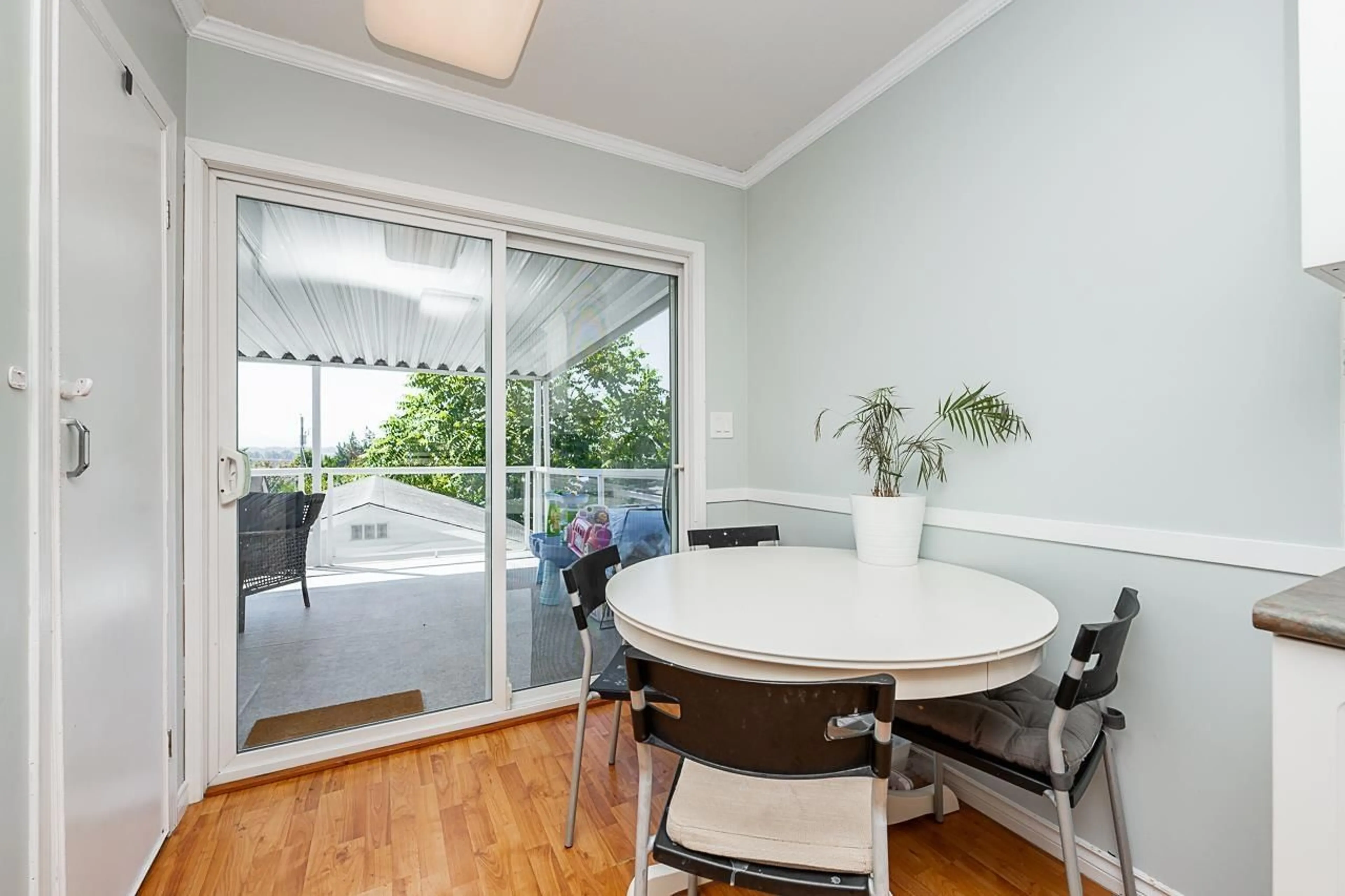 Dining room, wood/laminate floor for 32986 4TH, Mission British Columbia V2V1S4