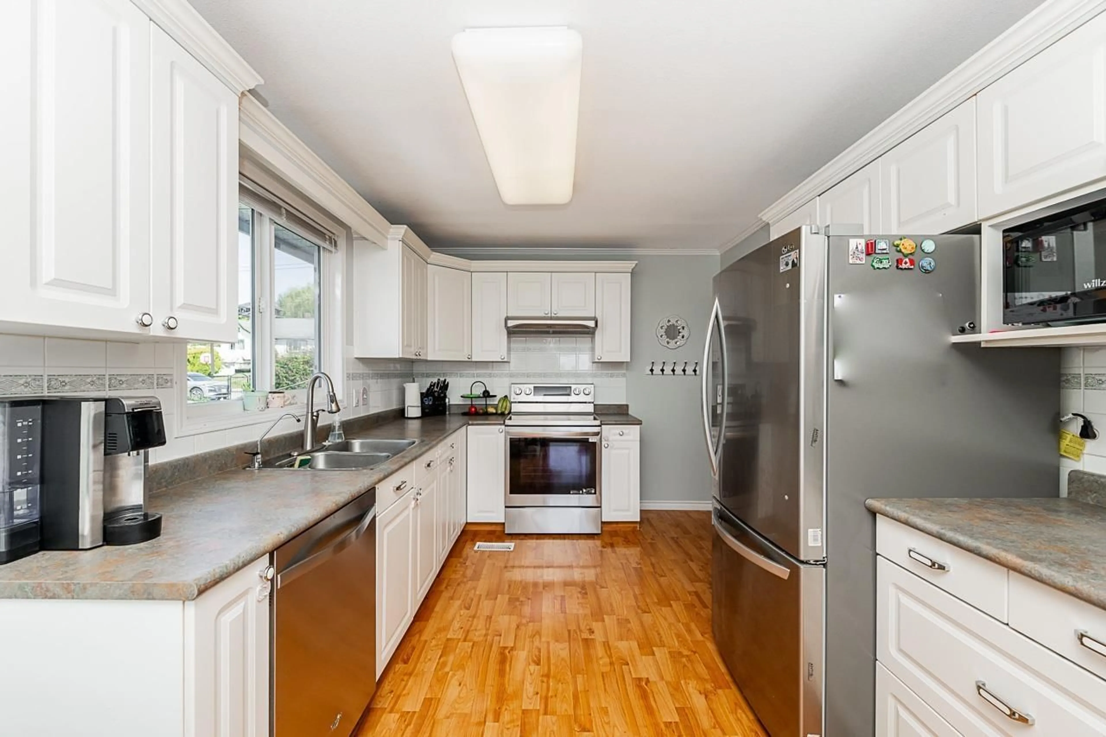 Standard kitchen, unknown for 32986 4TH, Mission British Columbia V2V1S4