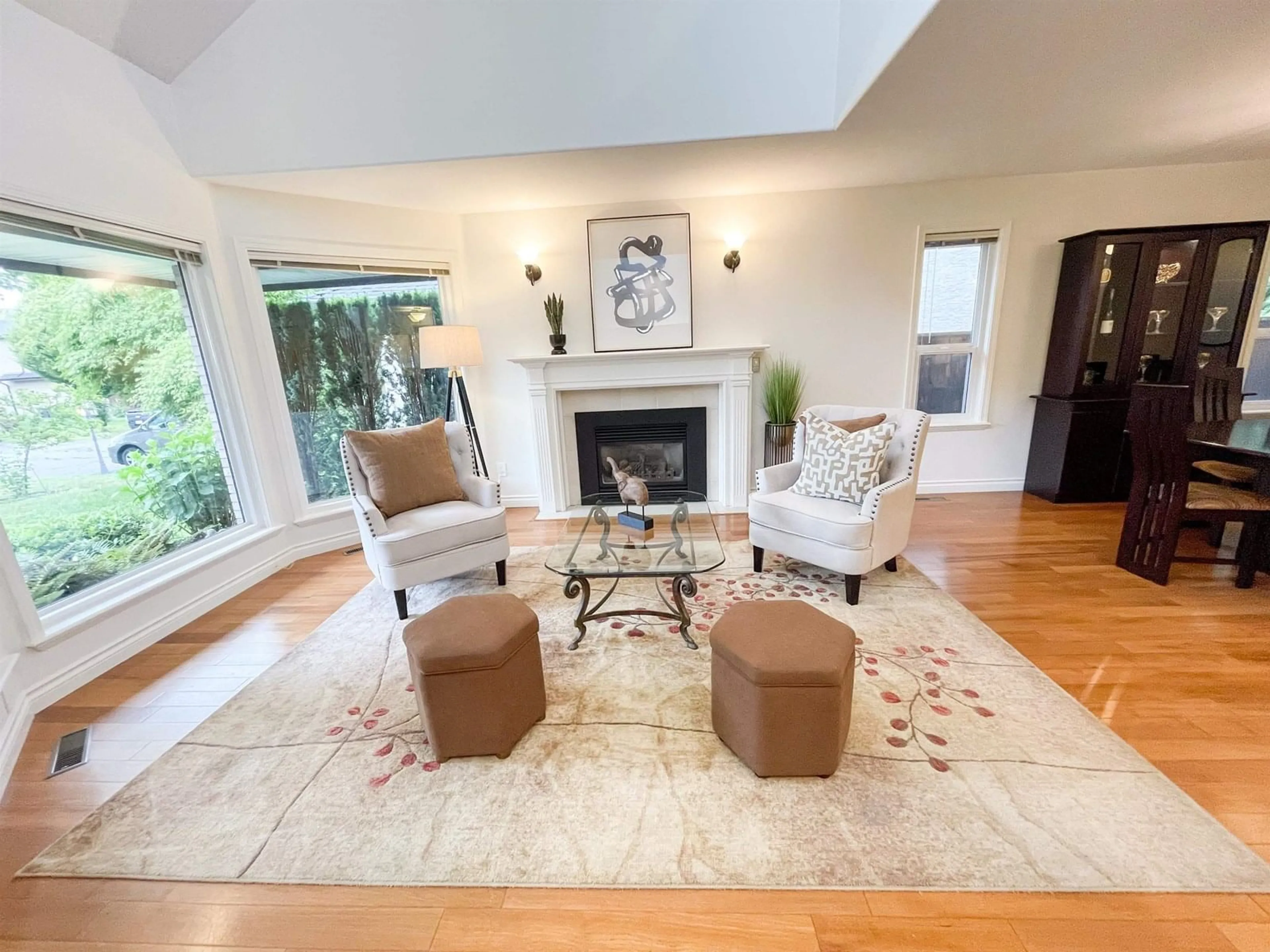 Living room with furniture, unknown for 16096 108A, Surrey British Columbia V4N1P1