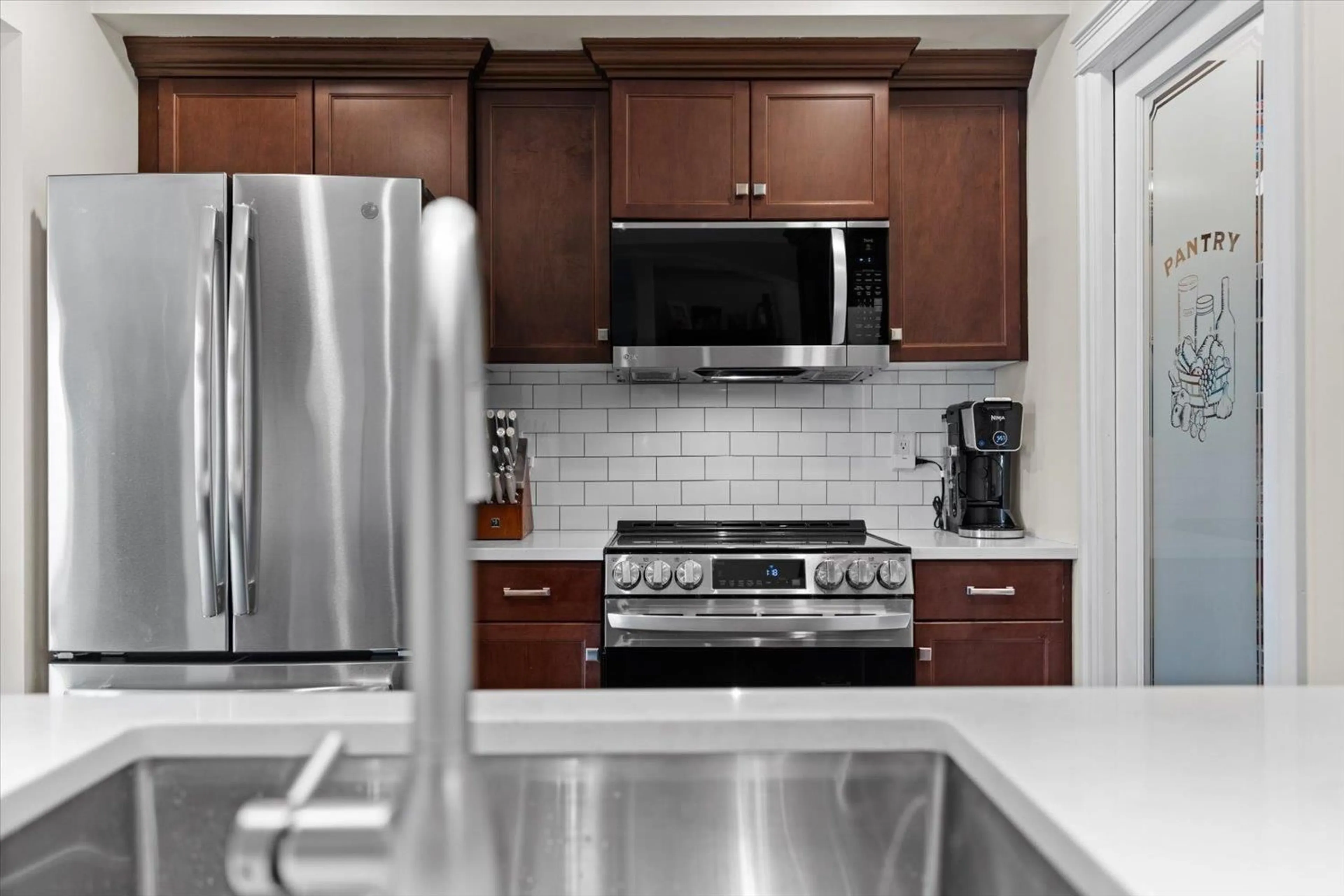 Contemporary kitchen, ceramic/tile floor for 36 - 46778 HUDSON ROAD, Chilliwack British Columbia V2R0K4