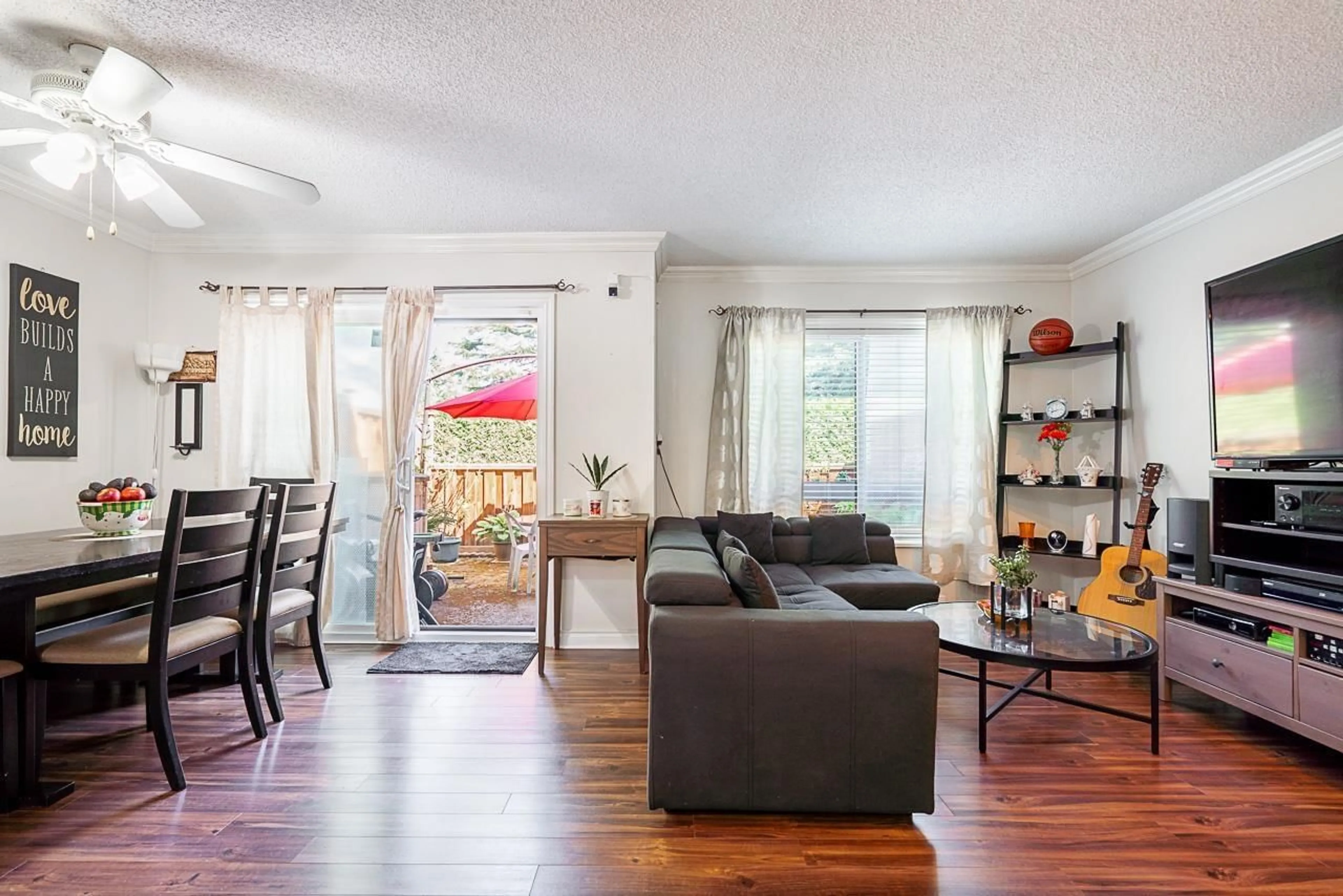 Living room with furniture, wood/laminate floor for 51 - 13990 74, Surrey British Columbia V3W7E6