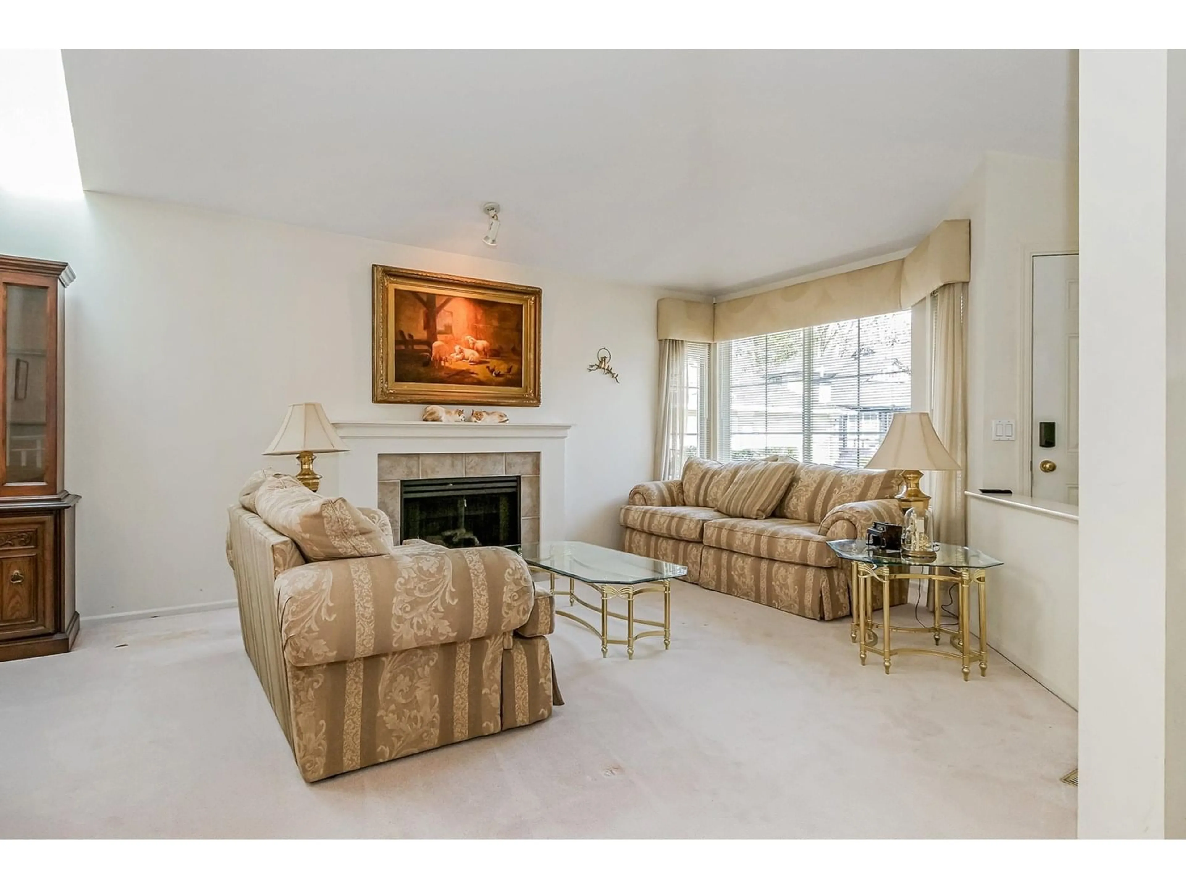 Living room with furniture, unknown for 33 - 17917 68, Surrey British Columbia V3S9C8