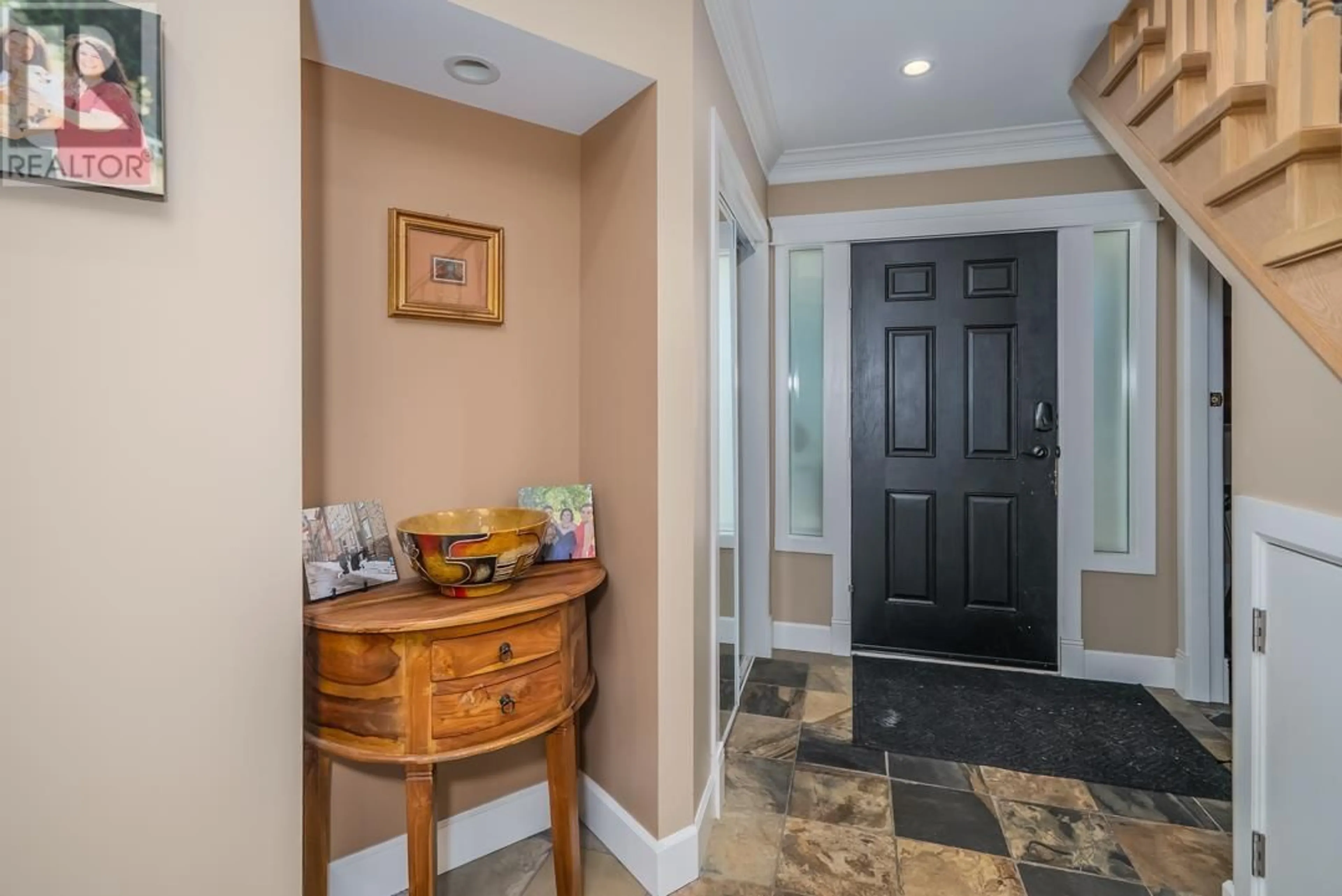 Indoor entryway for 2050 SPERLING AVENUE, Burnaby British Columbia V5B4K5