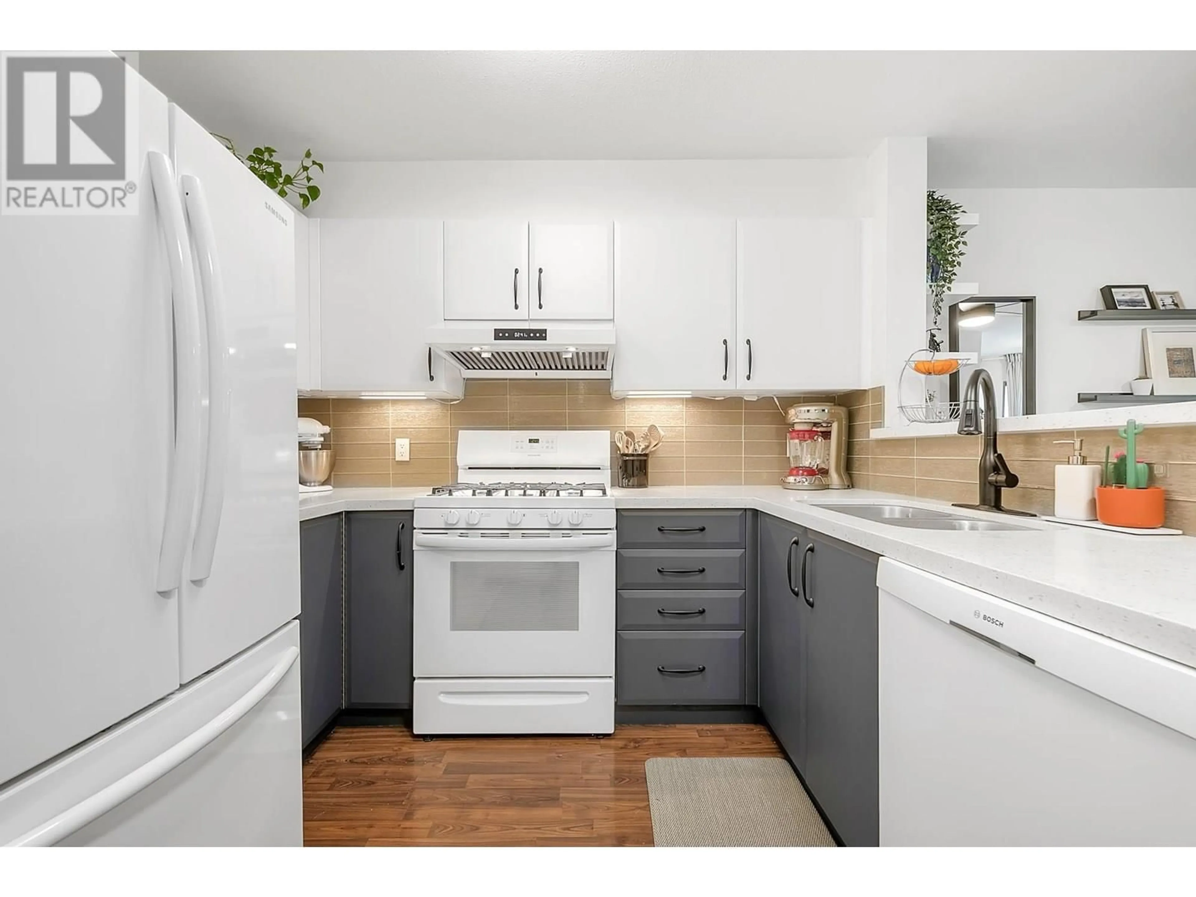 Open concept kitchen, unknown for 109 - 688 16TH AVENUE, Vancouver British Columbia V5T2V4