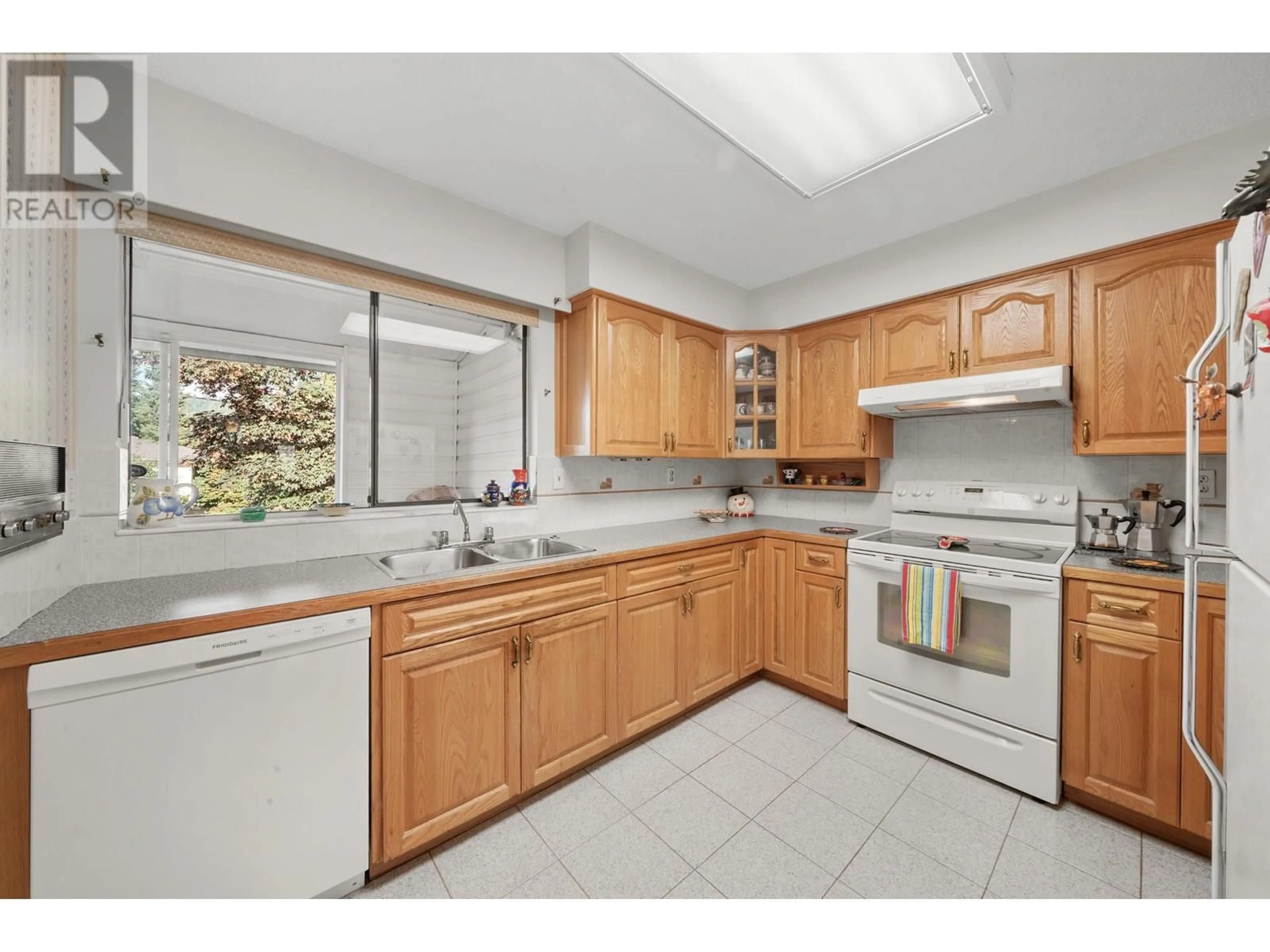 Standard kitchen, unknown for 567 CLARE AVENUE, Burnaby British Columbia V5B4L3