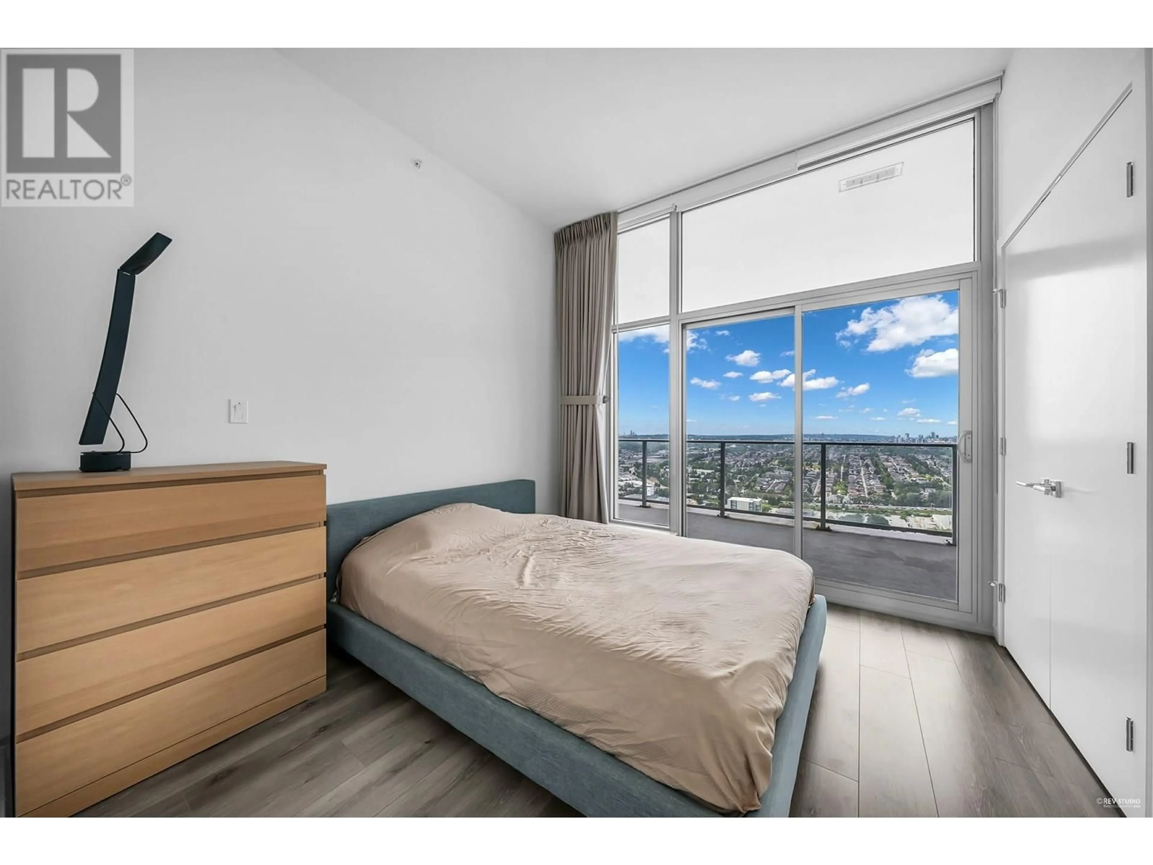 Bedroom with bed, wood/laminate floor for 4602 - 1888 GILMORE AVENUE, Burnaby British Columbia V5C0L2