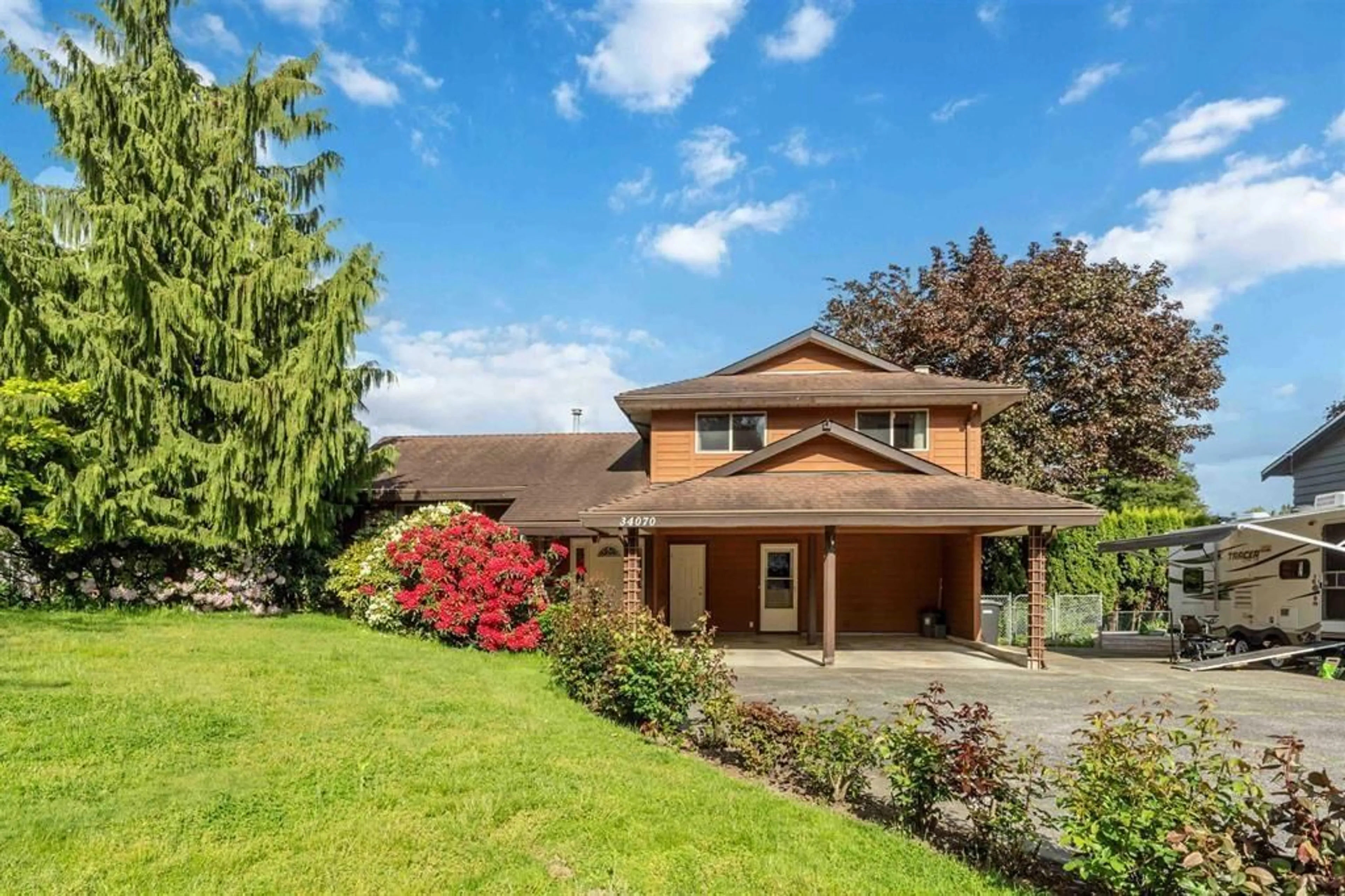 A pic from outside/outdoor area/front of a property/back of a property/a pic from drone, unknown for 34070 SHANNON, Abbotsford British Columbia V2S5C8