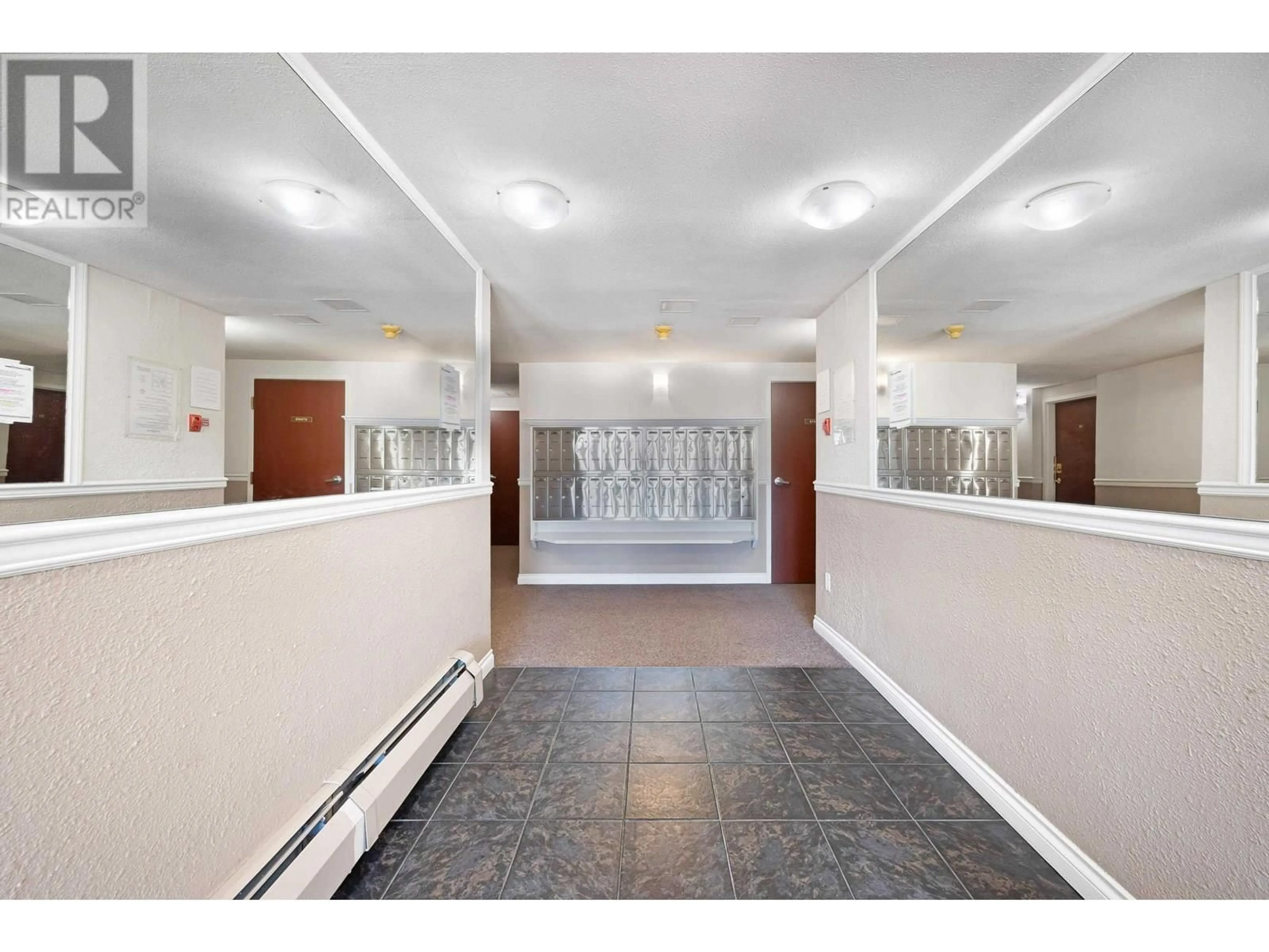 Indoor foyer for 102 - 803 QUEENS AVENUE, New Westminster British Columbia V3M1L8