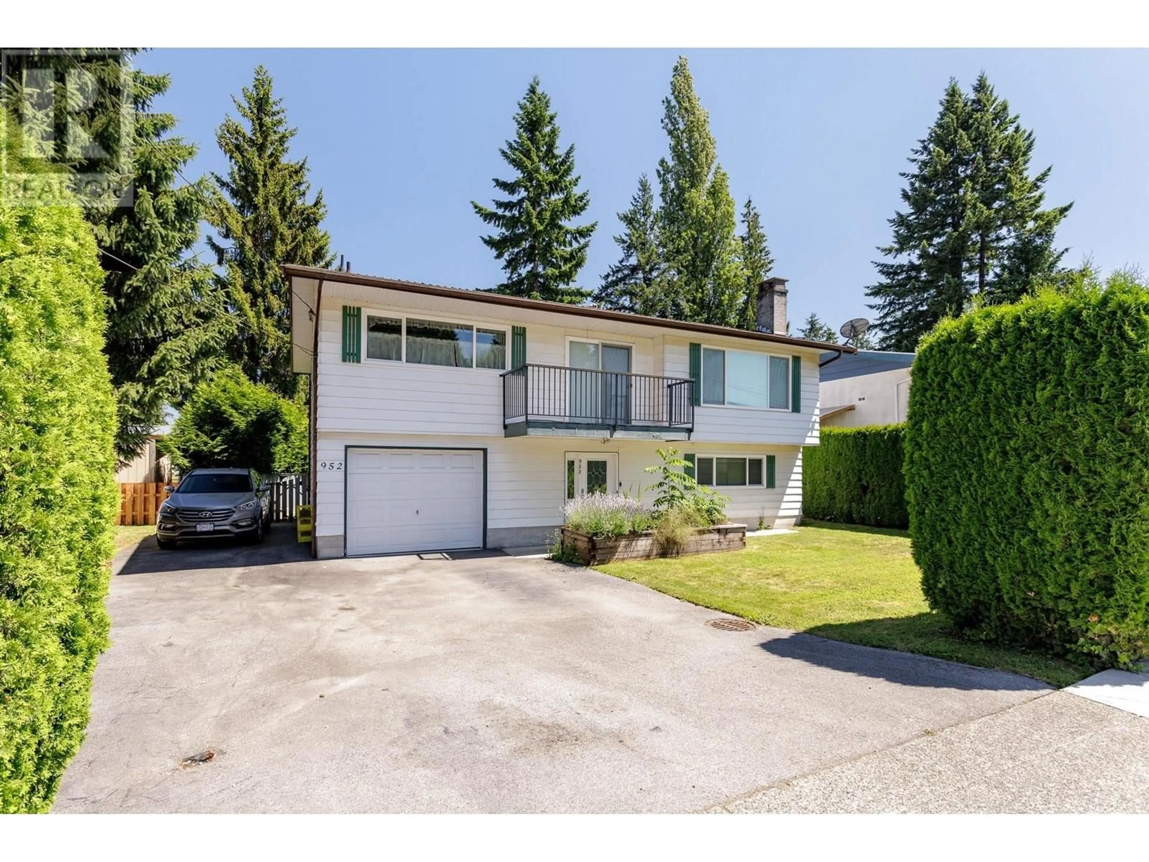 Home with vinyl exterior material, street for 952 GLENAYRE DRIVE, Port Moody British Columbia V3H1J5
