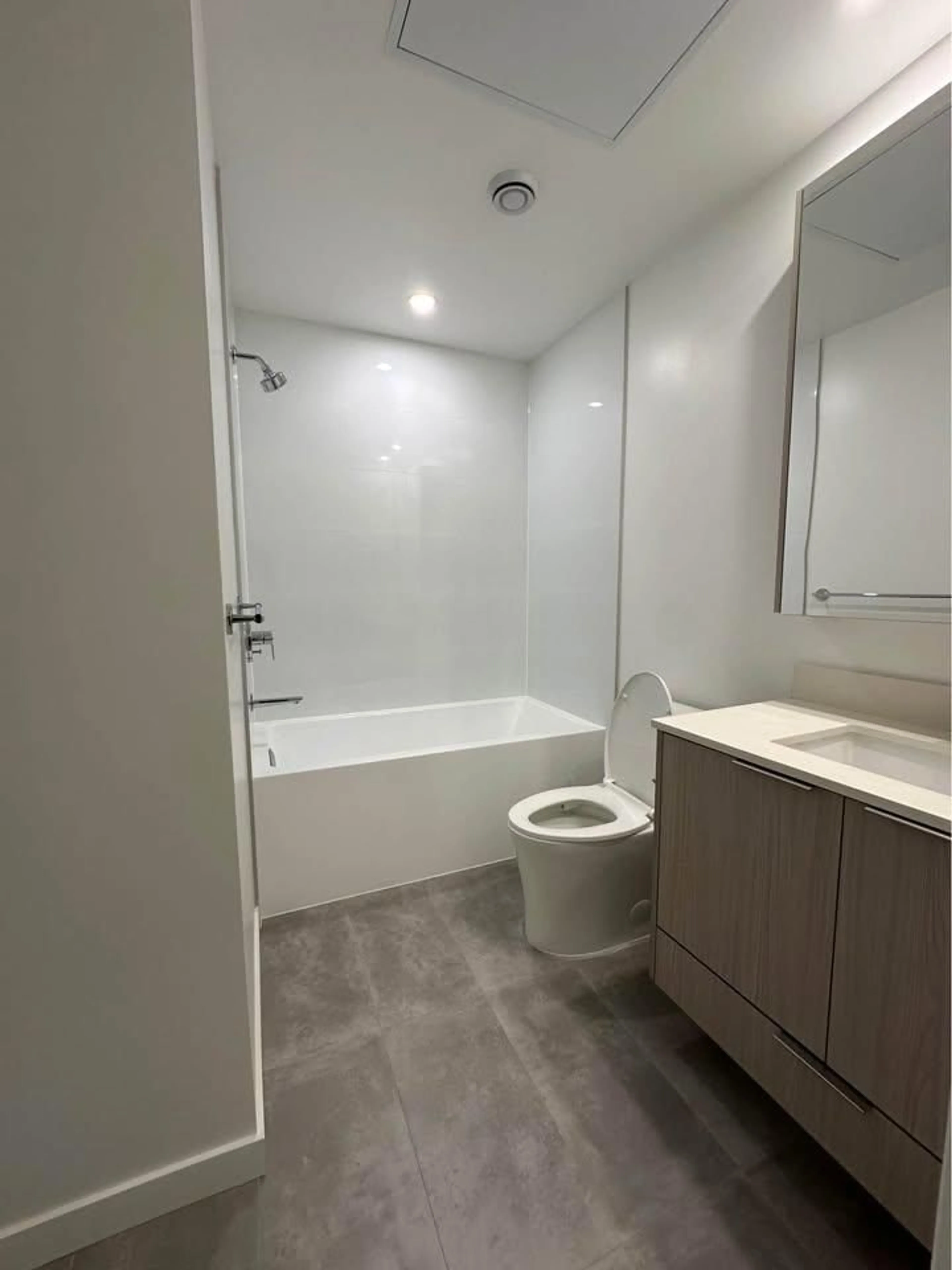 Standard bathroom, unknown for 603 - 13969 96, Surrey British Columbia V3T0S9