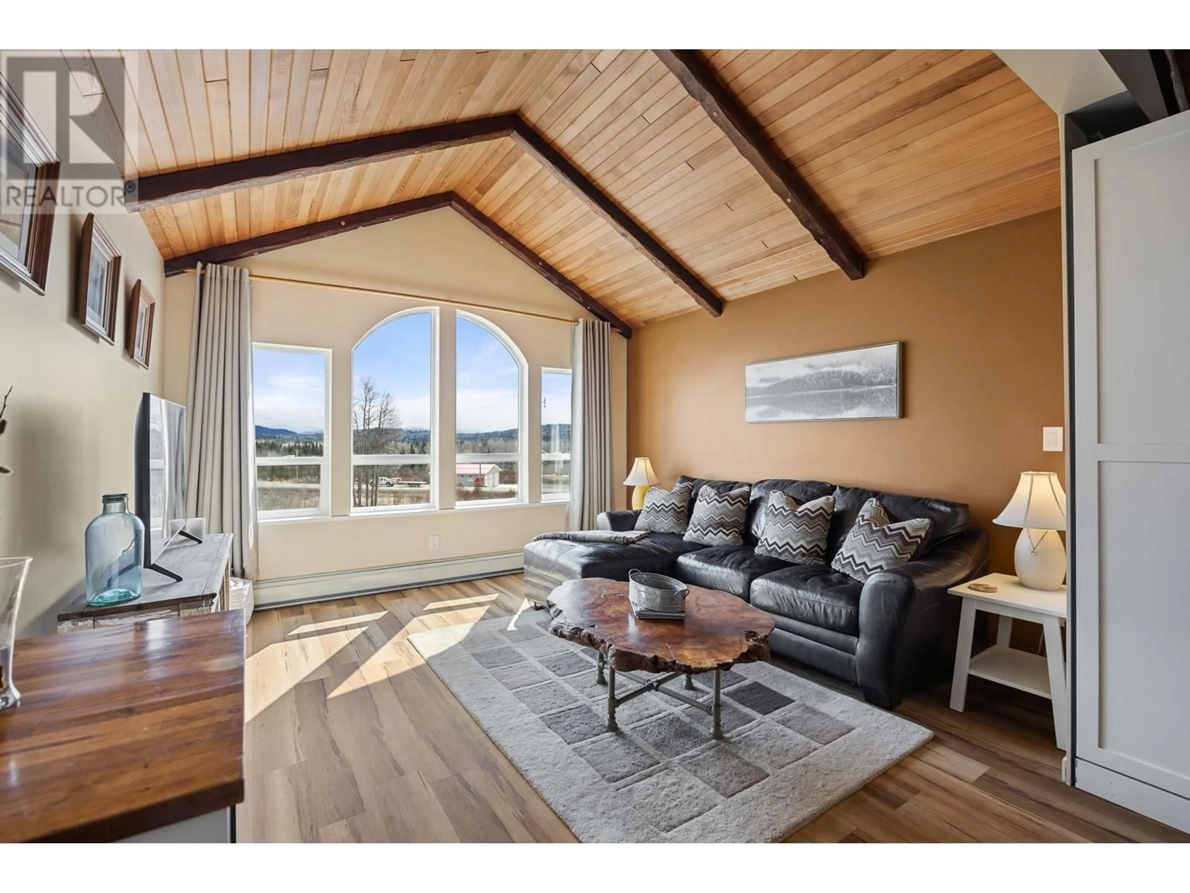 Living room with furniture, wood/laminate floor for 8261 LITTLE FORT 24 HIGHWAY, Lone Butte British Columbia V0K1X2