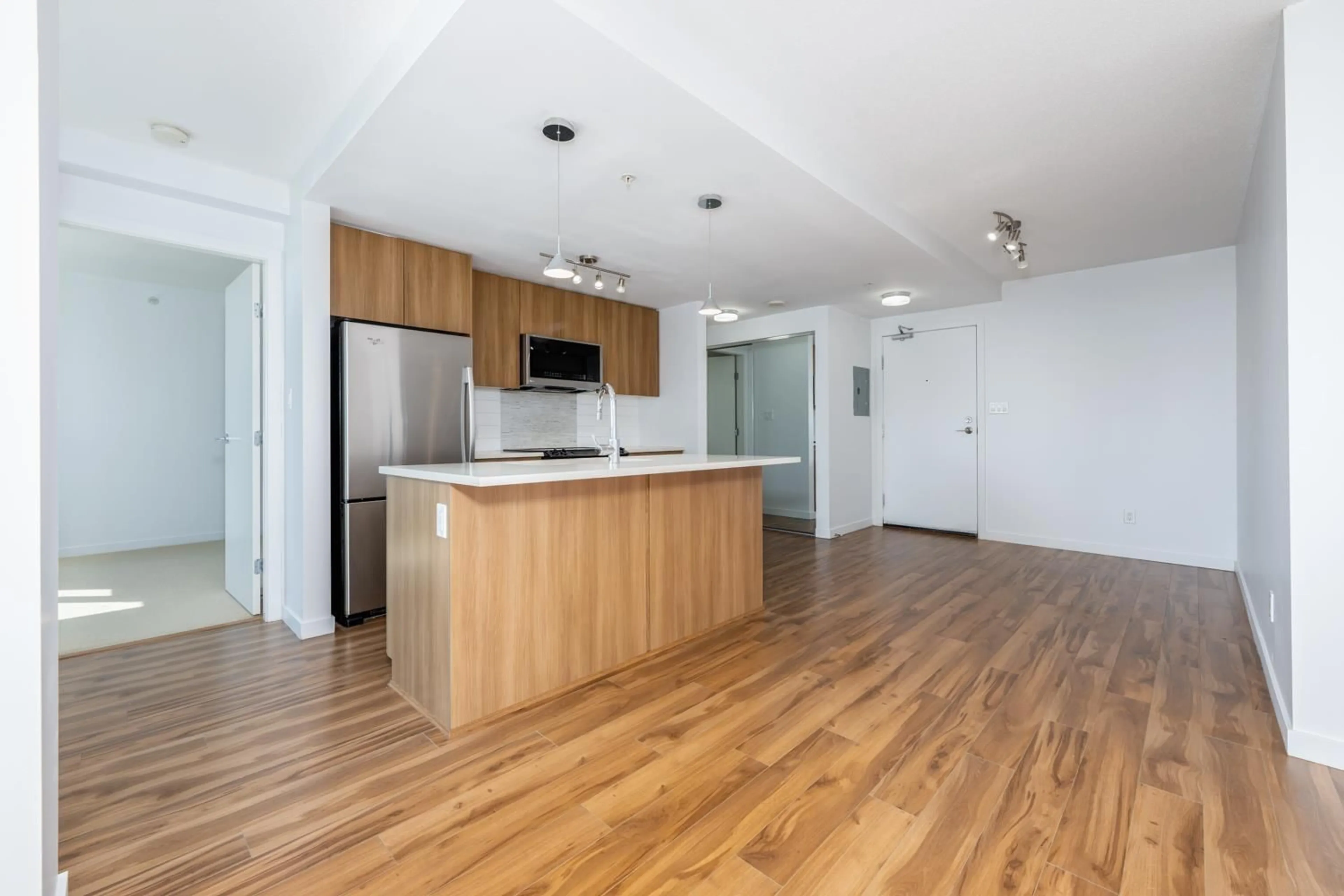 Open concept kitchen, wood/laminate floor for 3305 - 13325 102A, Surrey British Columbia V3T0J5