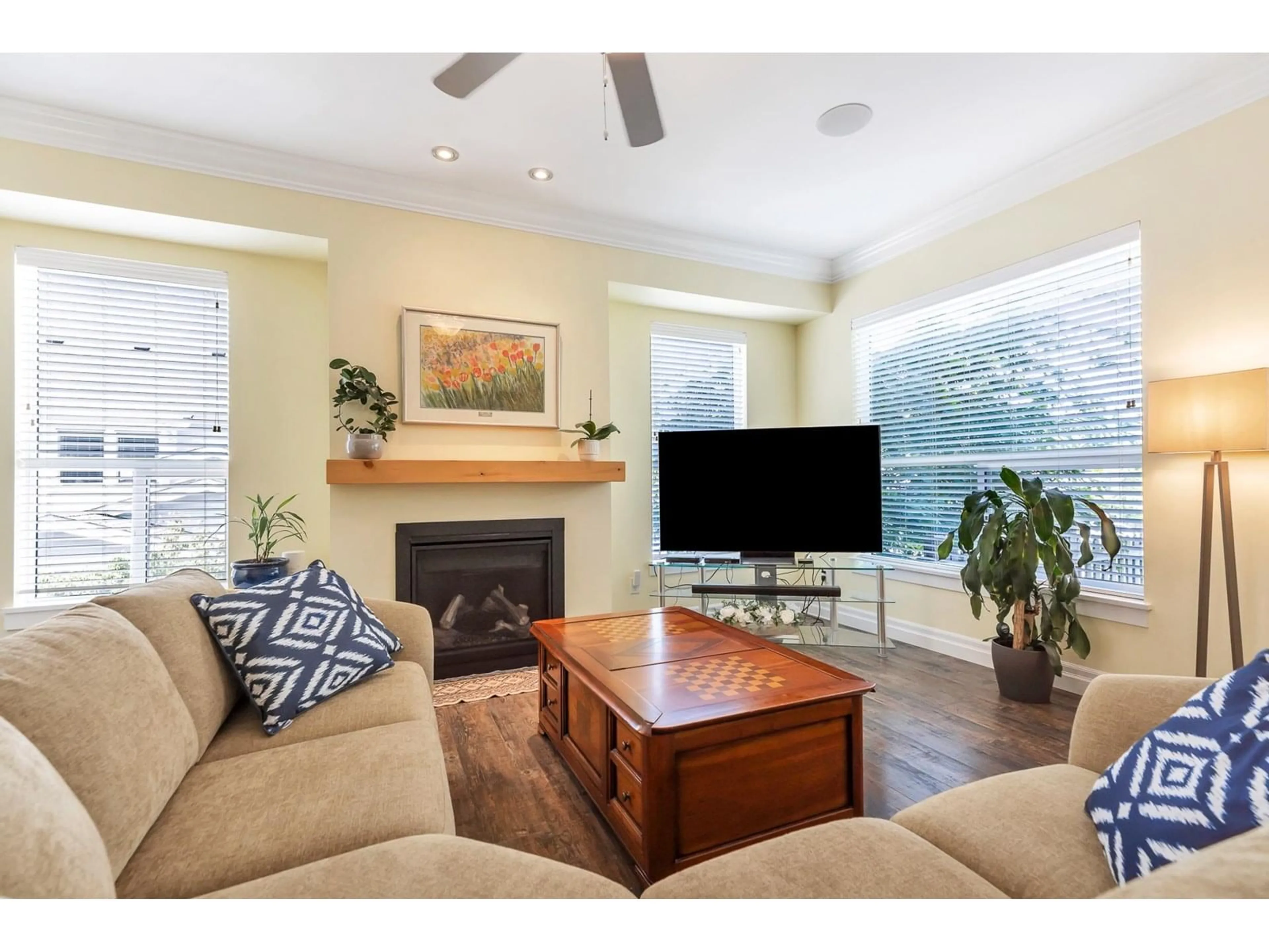 Living room with furniture, wood/laminate floor for 29 - 44849 ANGLERS BOULEVARD, Chilliwack British Columbia V2R0Y4