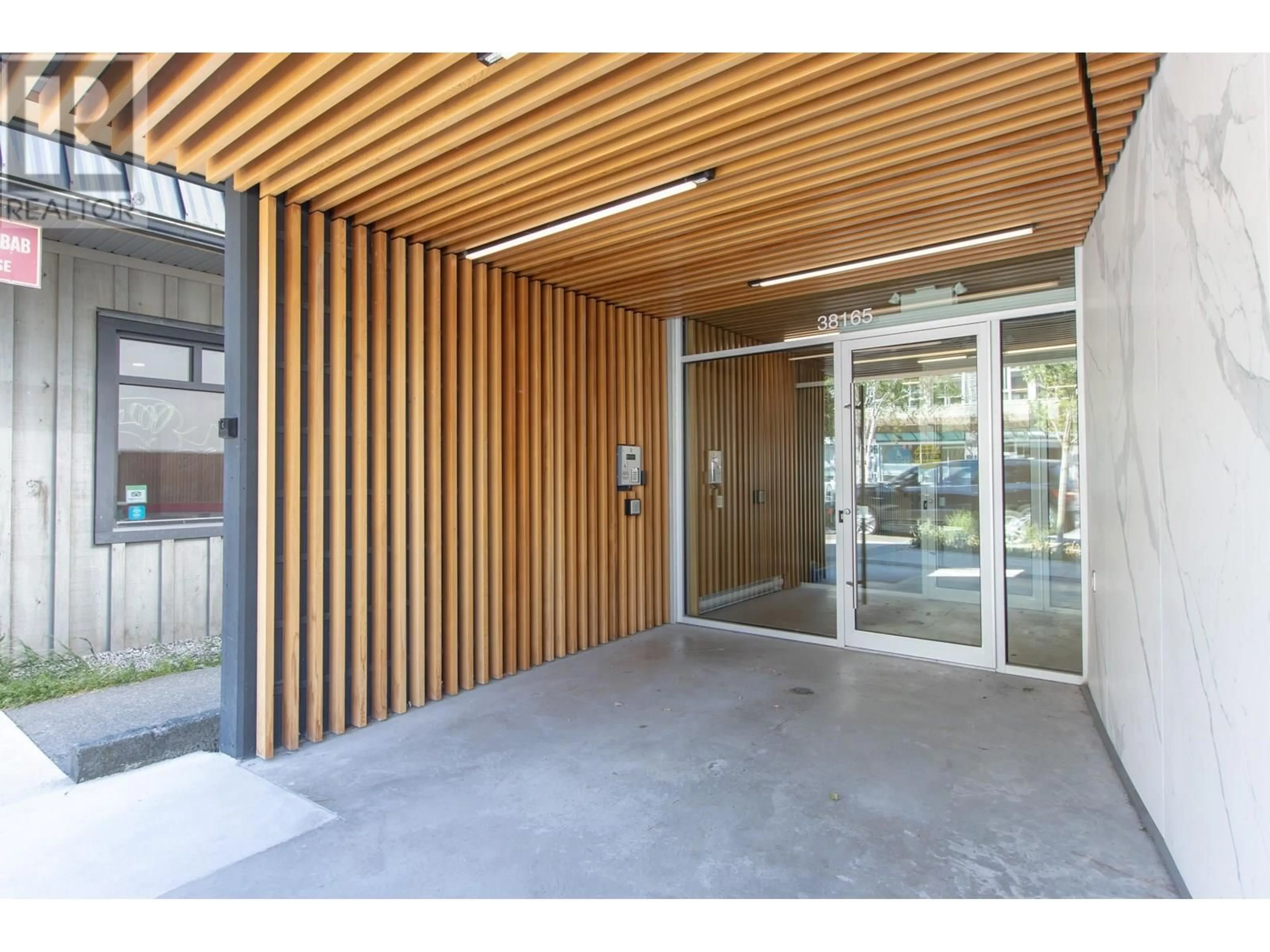 Indoor foyer for 201 - 38165 CLEVELAND AVENUE, Squamish British Columbia V8B0P1