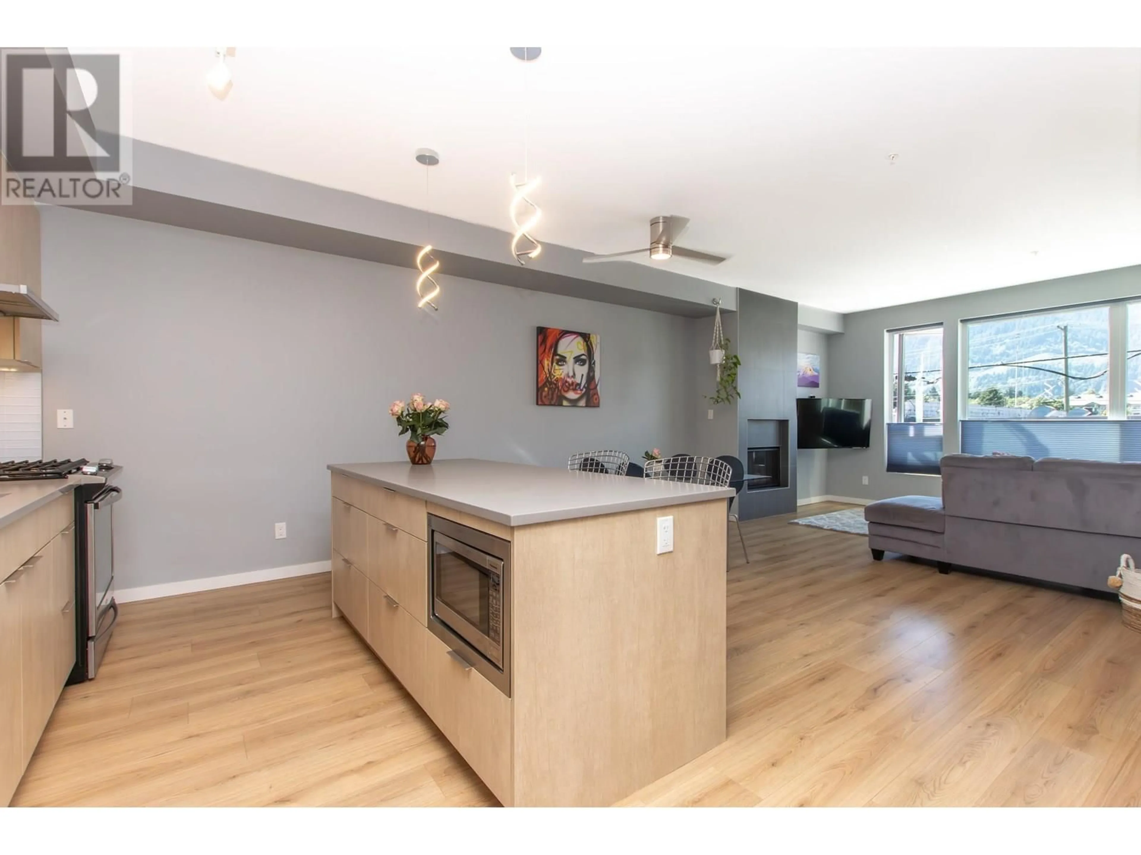 Open concept kitchen, wood/laminate floor for 201 - 38165 CLEVELAND AVENUE, Squamish British Columbia V8B0P1