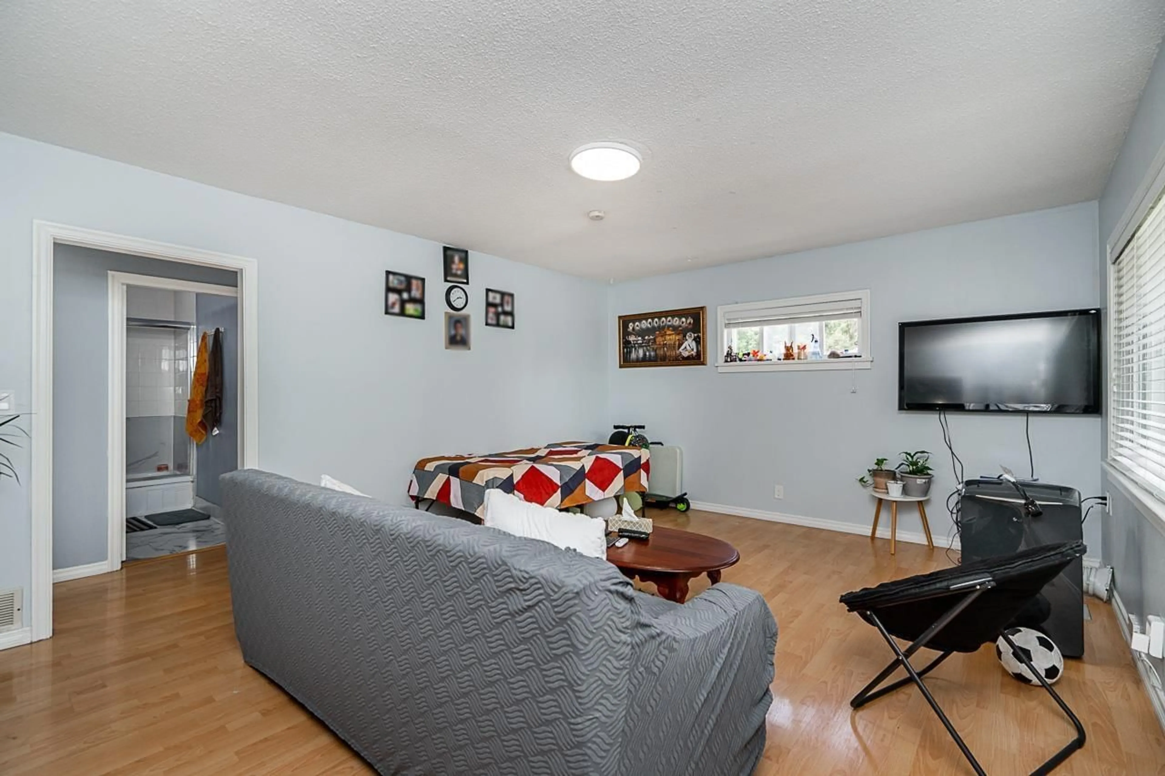 Living room with furniture, wood/laminate floor for 8543 144, Surrey British Columbia V3W5T8