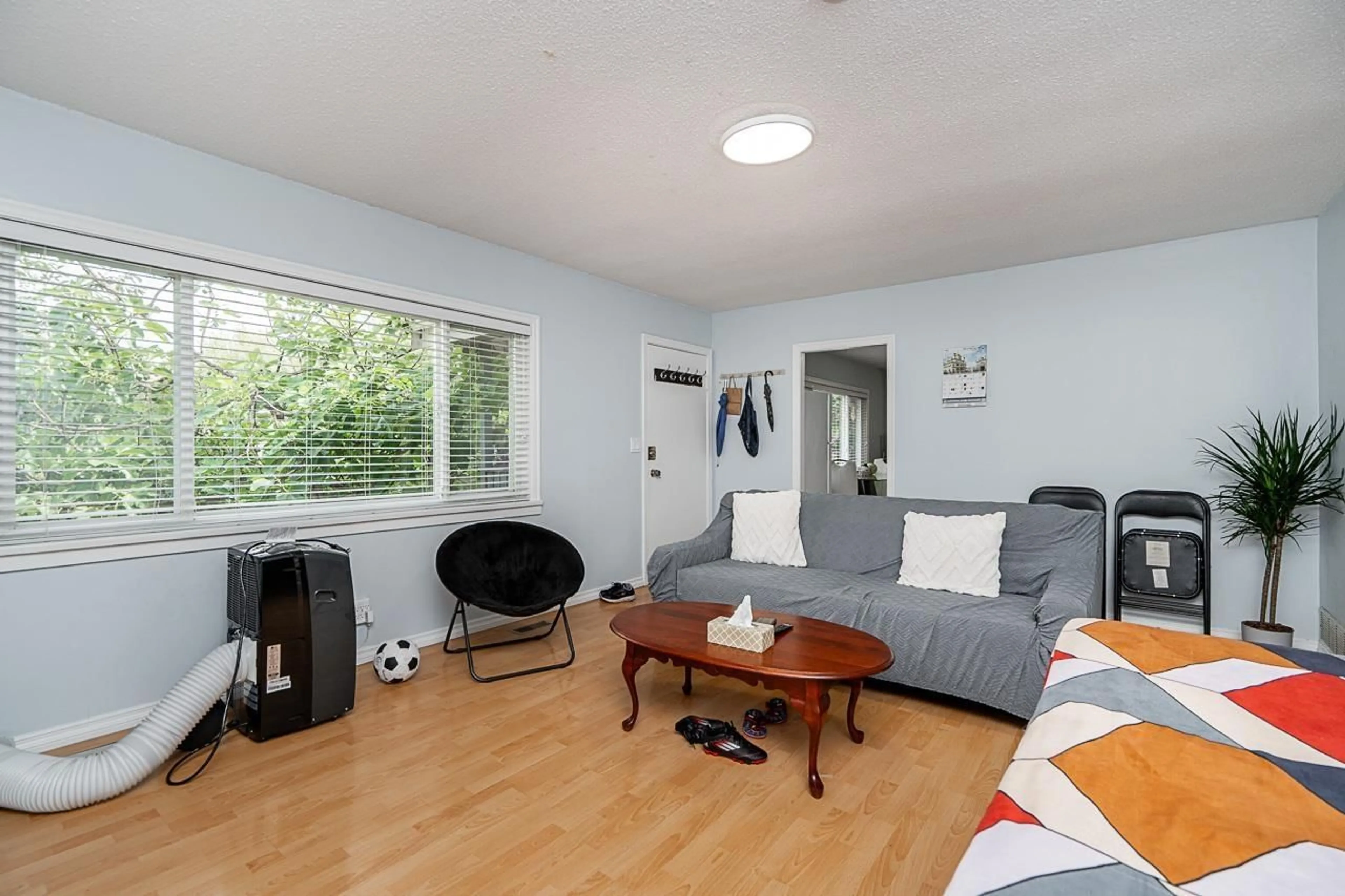 Living room with furniture, wood/laminate floor for 8543 144, Surrey British Columbia V3W5T8