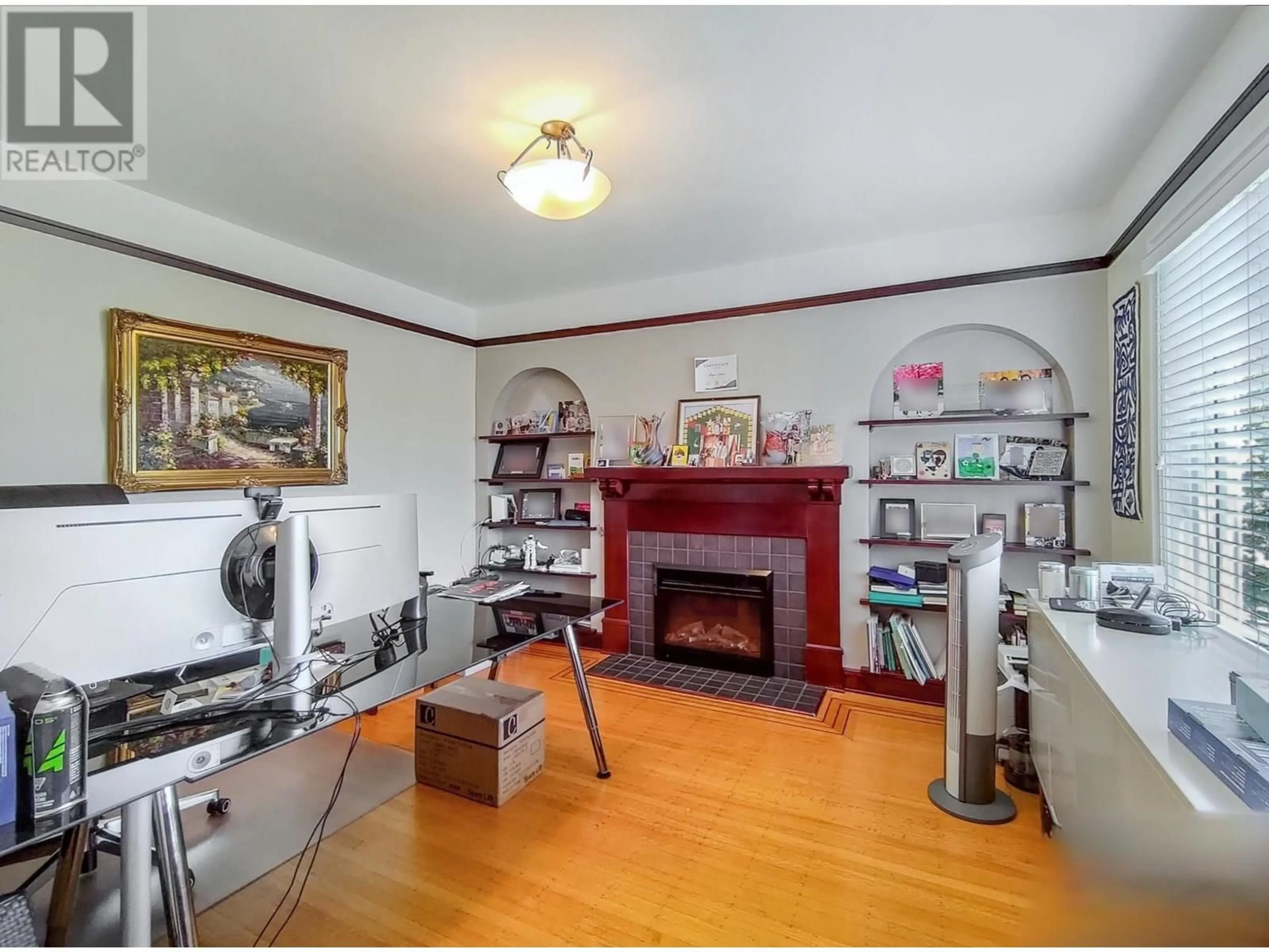Living room with furniture, wood/laminate floor for 3521 39TH AVENUE, Vancouver British Columbia V6N3A4