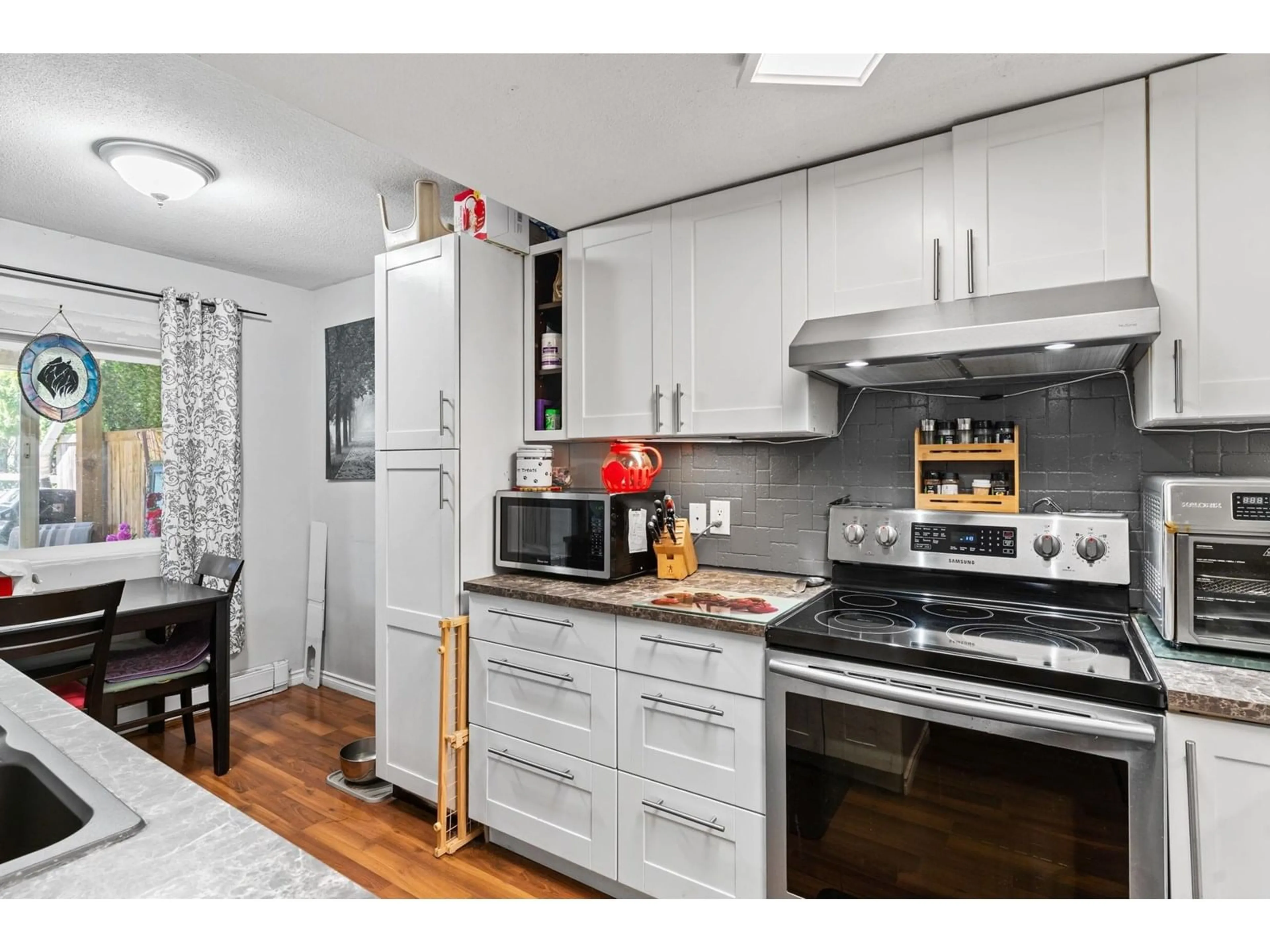Standard kitchen, wood/laminate floor for 5343 199A, Langley British Columbia V3A6V2
