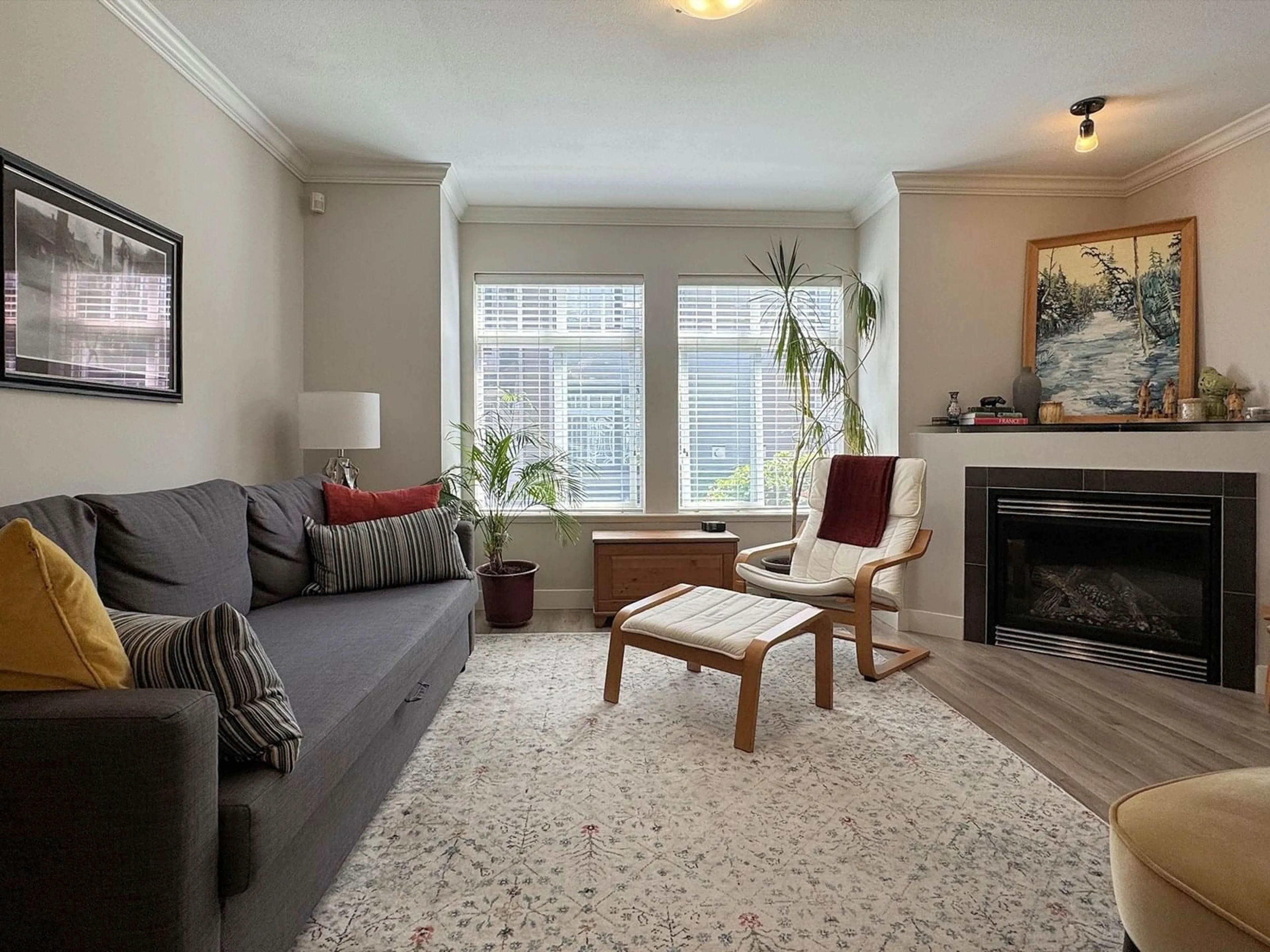 Living room with furniture, unknown for 49 - 19448 68, Surrey British Columbia V4N5V5