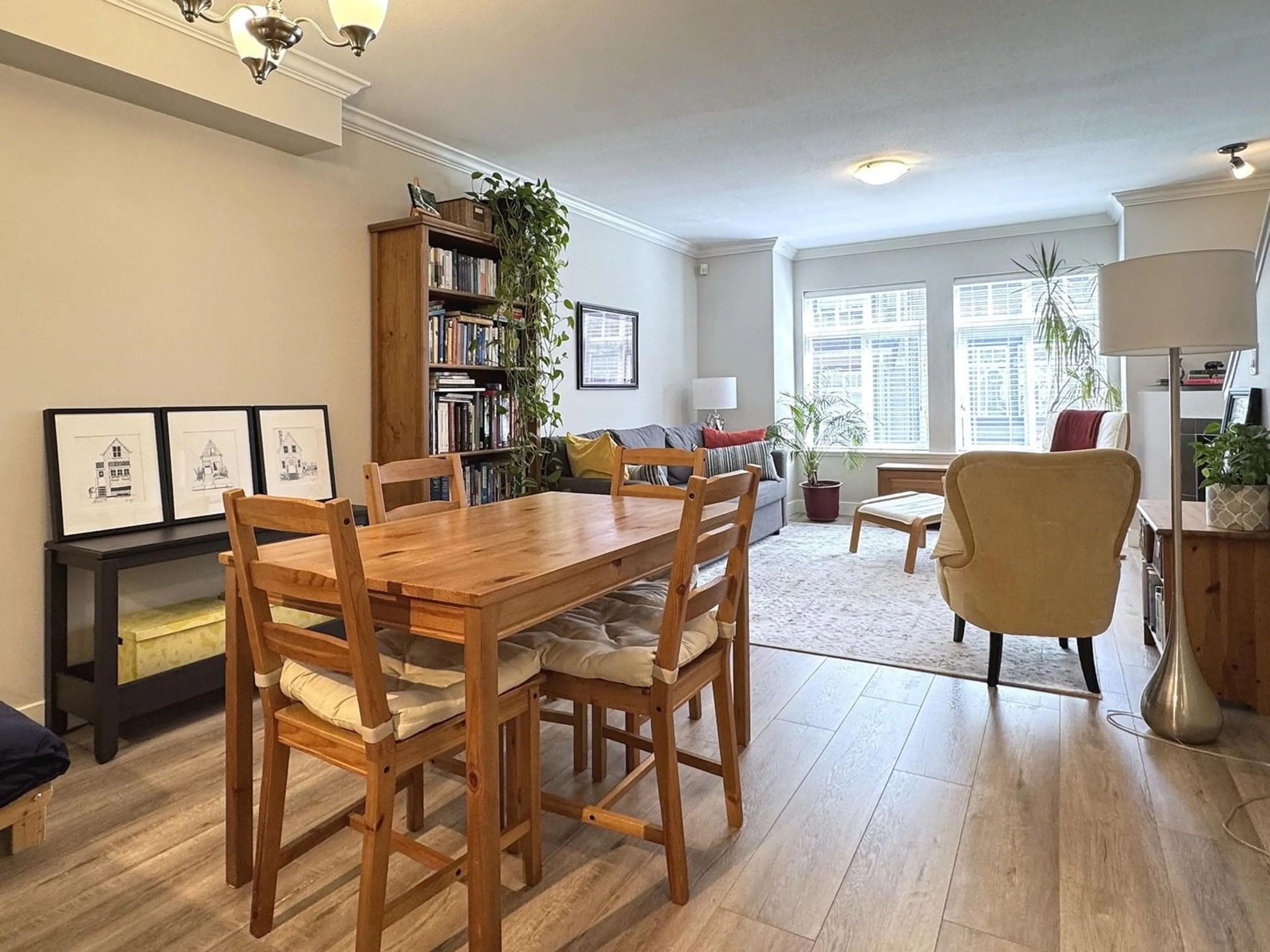 Living room with furniture, wood/laminate floor for 49 - 19448 68, Surrey British Columbia V4N5V5
