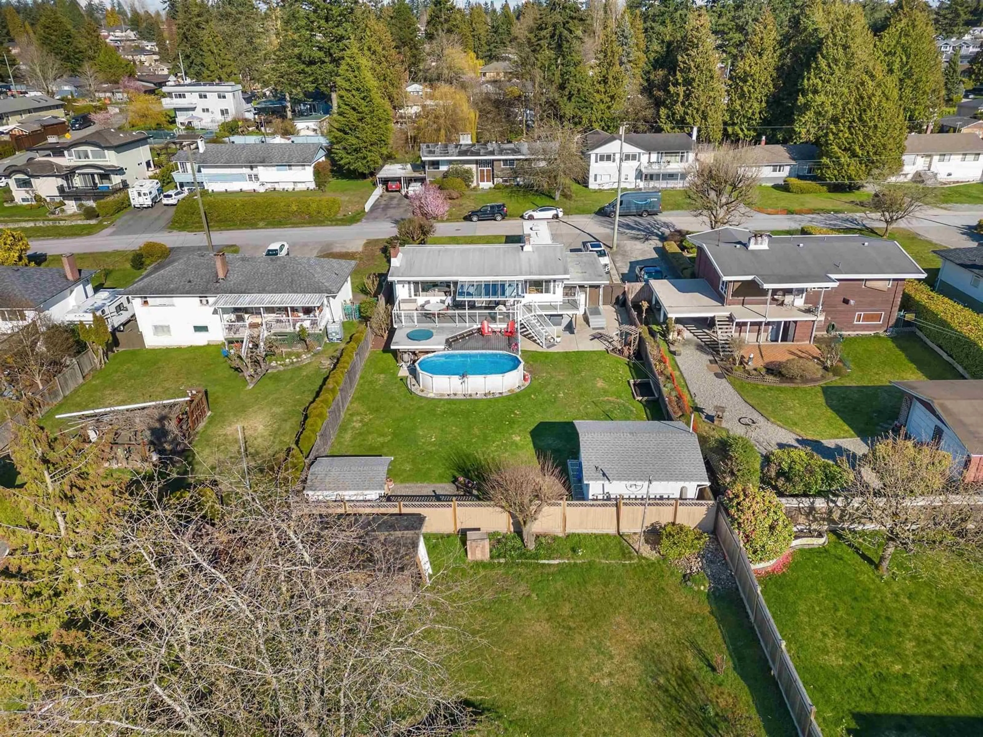 A pic from outside/outdoor area/front of a property/back of a property/a pic from drone, unknown for 10257 125, Surrey British Columbia V3V4Y5
