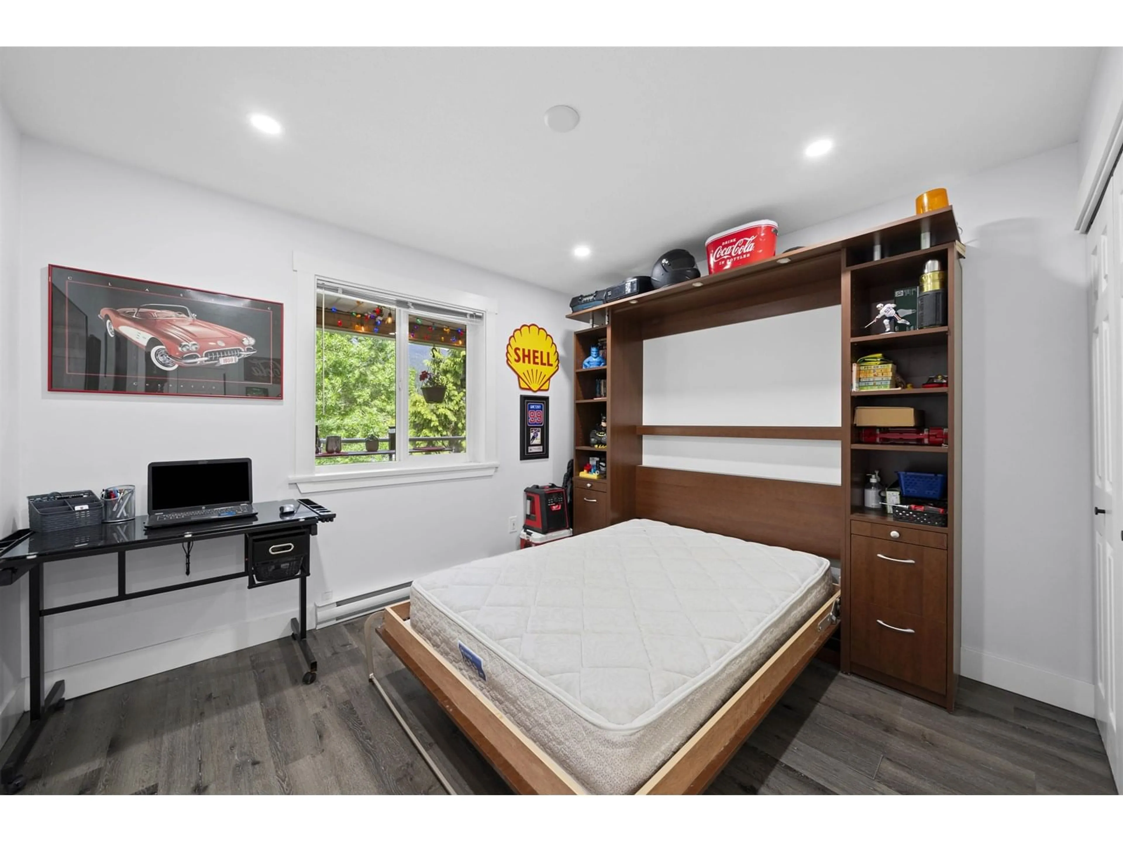 Bedroom with bed, wood/laminate floor for 305 - 170 CEDAR AVENUE, Harrison Hot Springs British Columbia V0H1K0