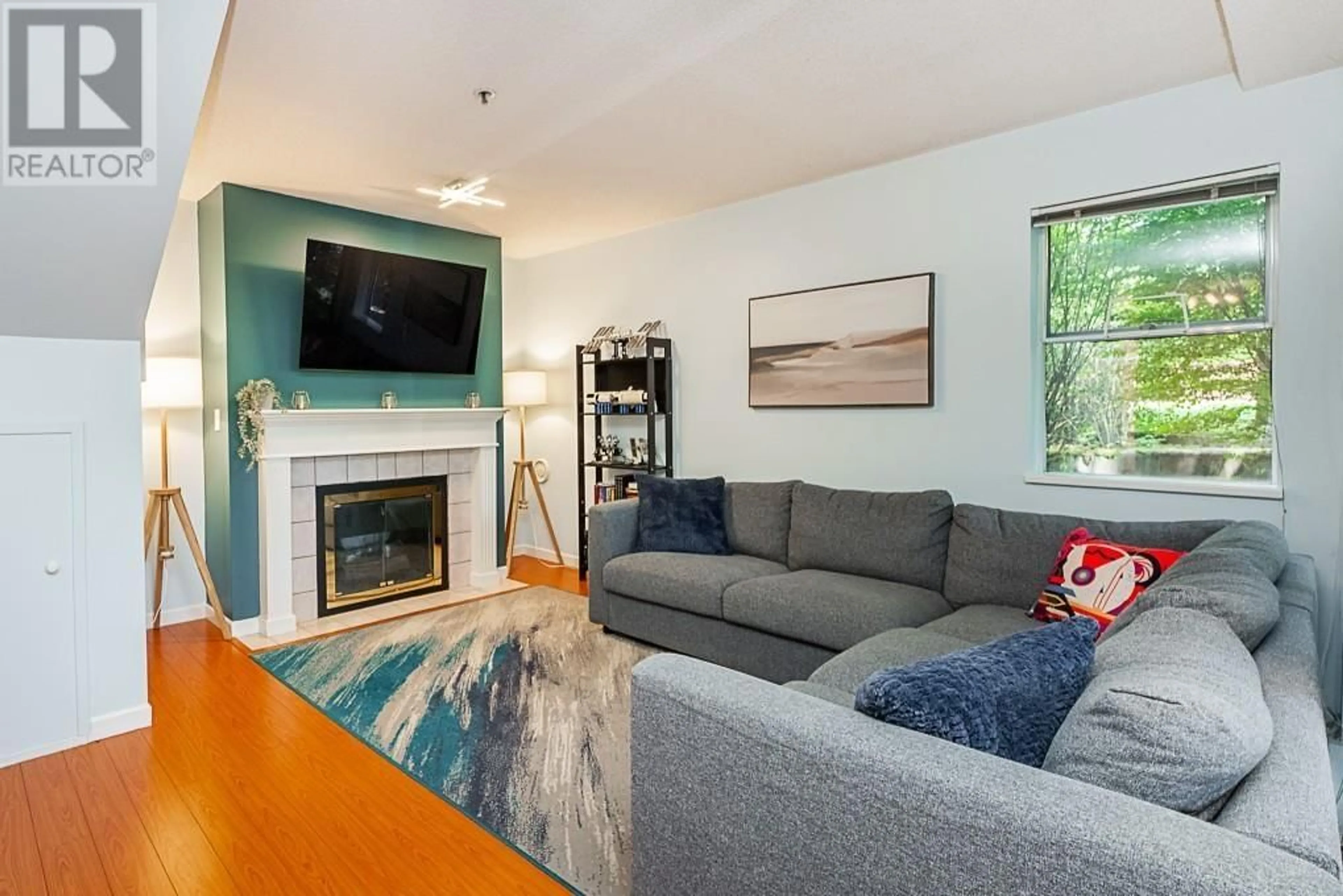 Living room with furniture, unknown for 25 - 7345 SANDBORNE AVENUE, Burnaby British Columbia V3N4W6