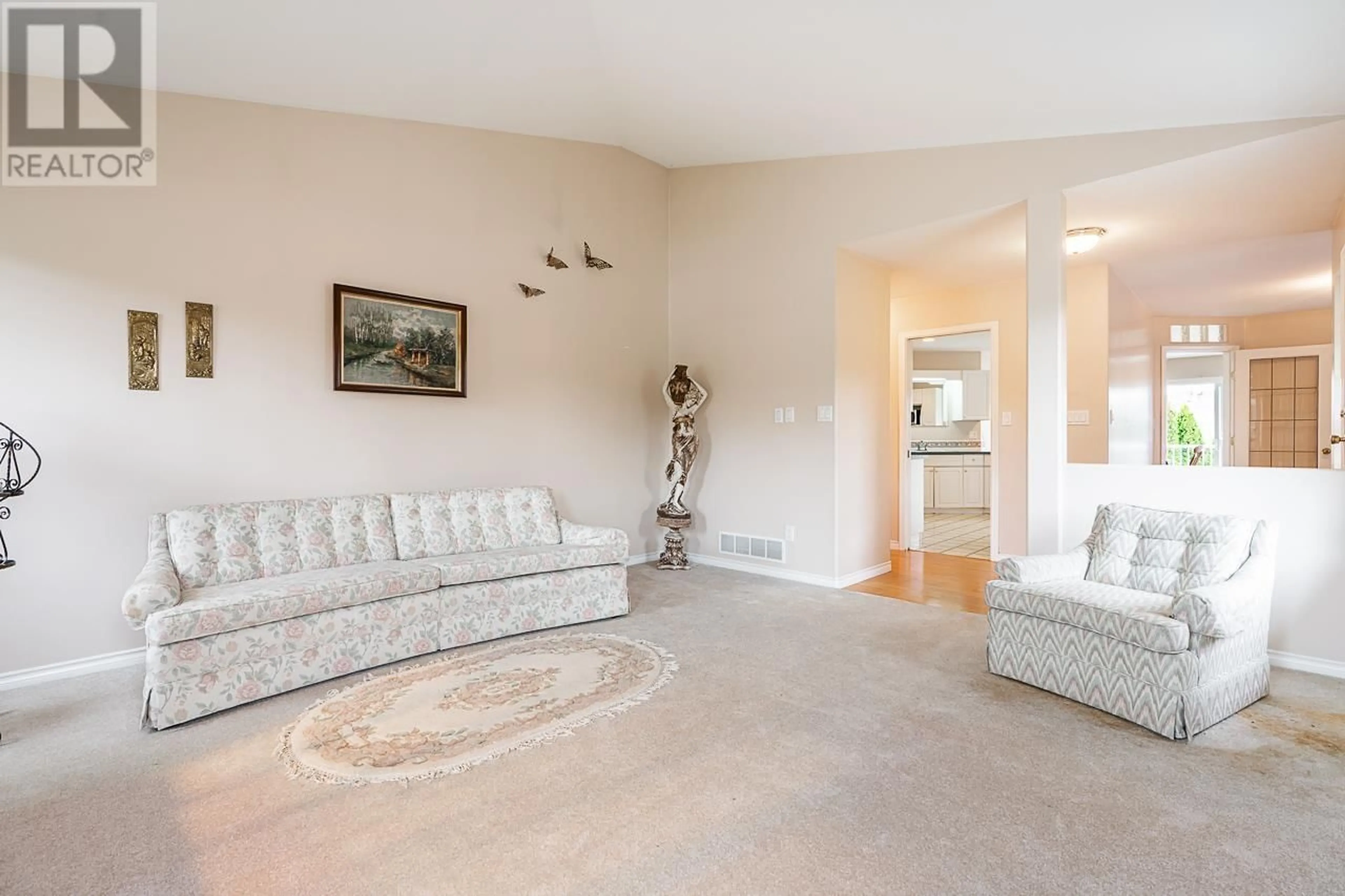Living room with furniture, carpet floor for 22081 124 AVENUE, Maple Ridge British Columbia V2X4J1