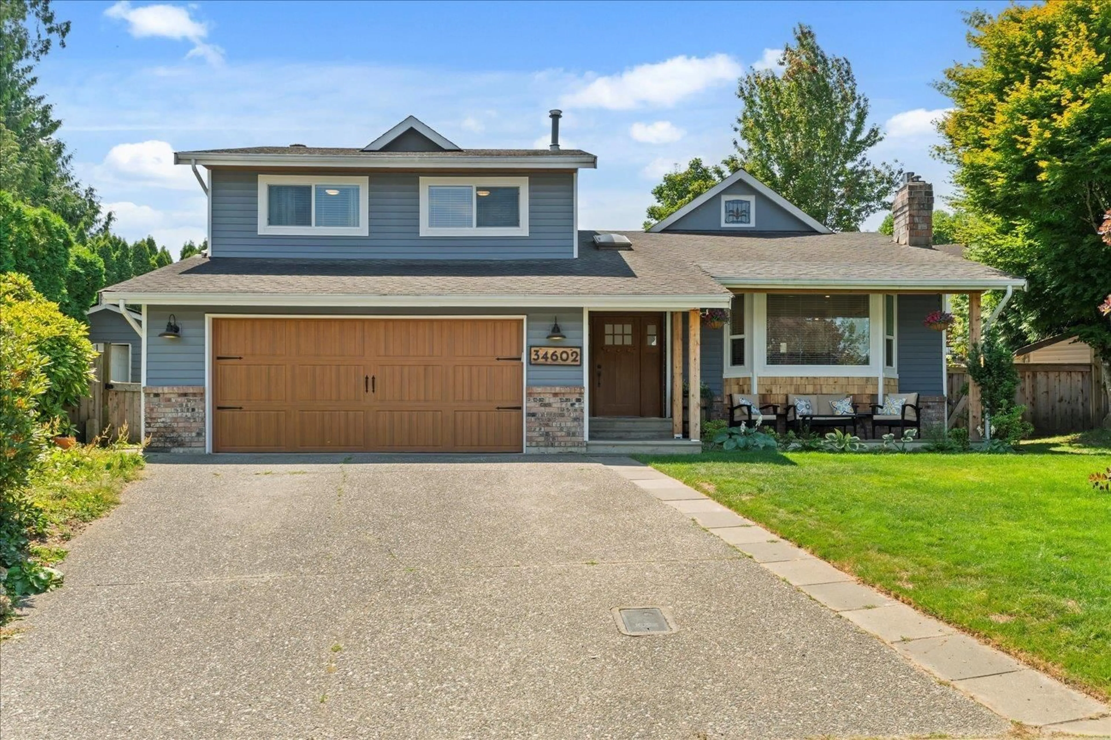 Home with vinyl exterior material, street for 34602 SEMLIN, Abbotsford British Columbia V2S6K7