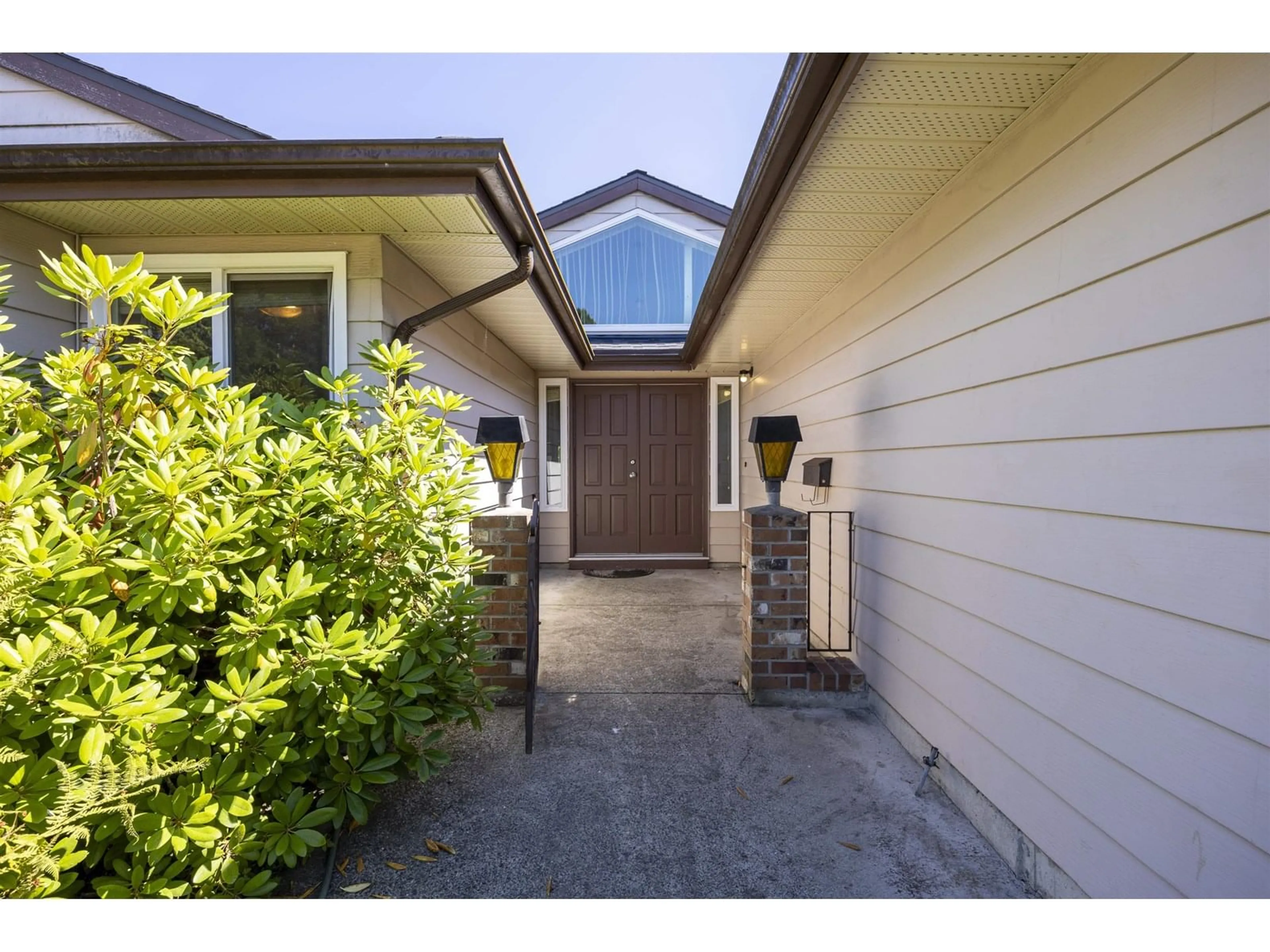 Indoor entryway for 2072 156A, Surrey British Columbia V4A6S3